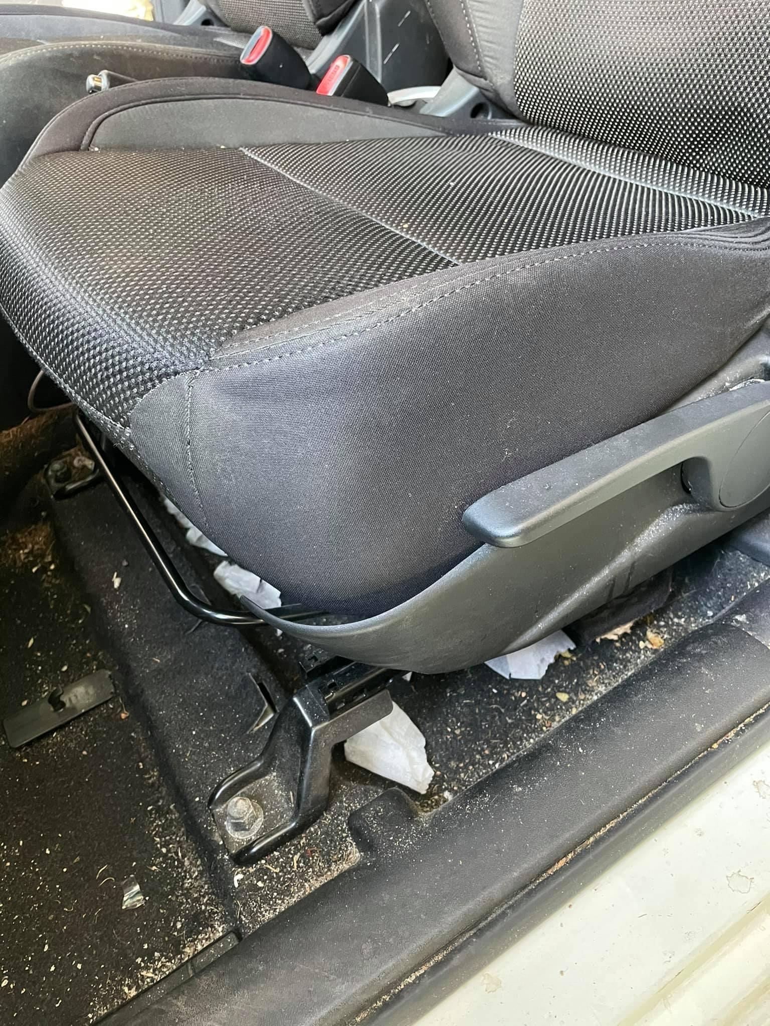 樓主驚訝車內非常髒亂。（fb群組「爆廢1公社」圖片）