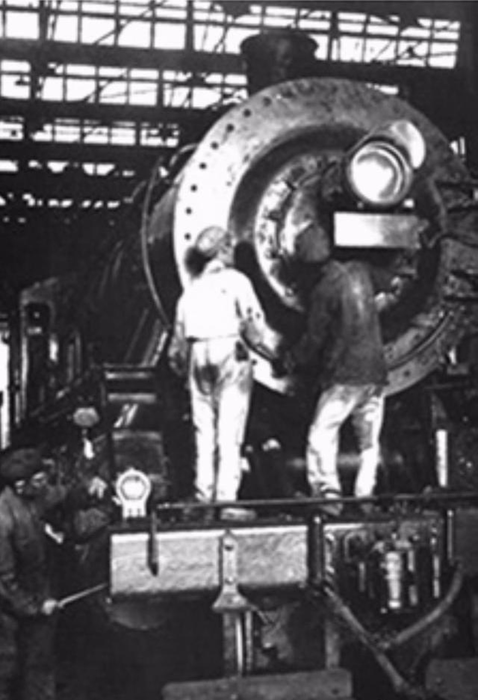 「八一」號蒸汽機車完成組裝的情景。(網上圖片) 「八一」號蒸汽機車完成組裝的情景。(網上圖片)