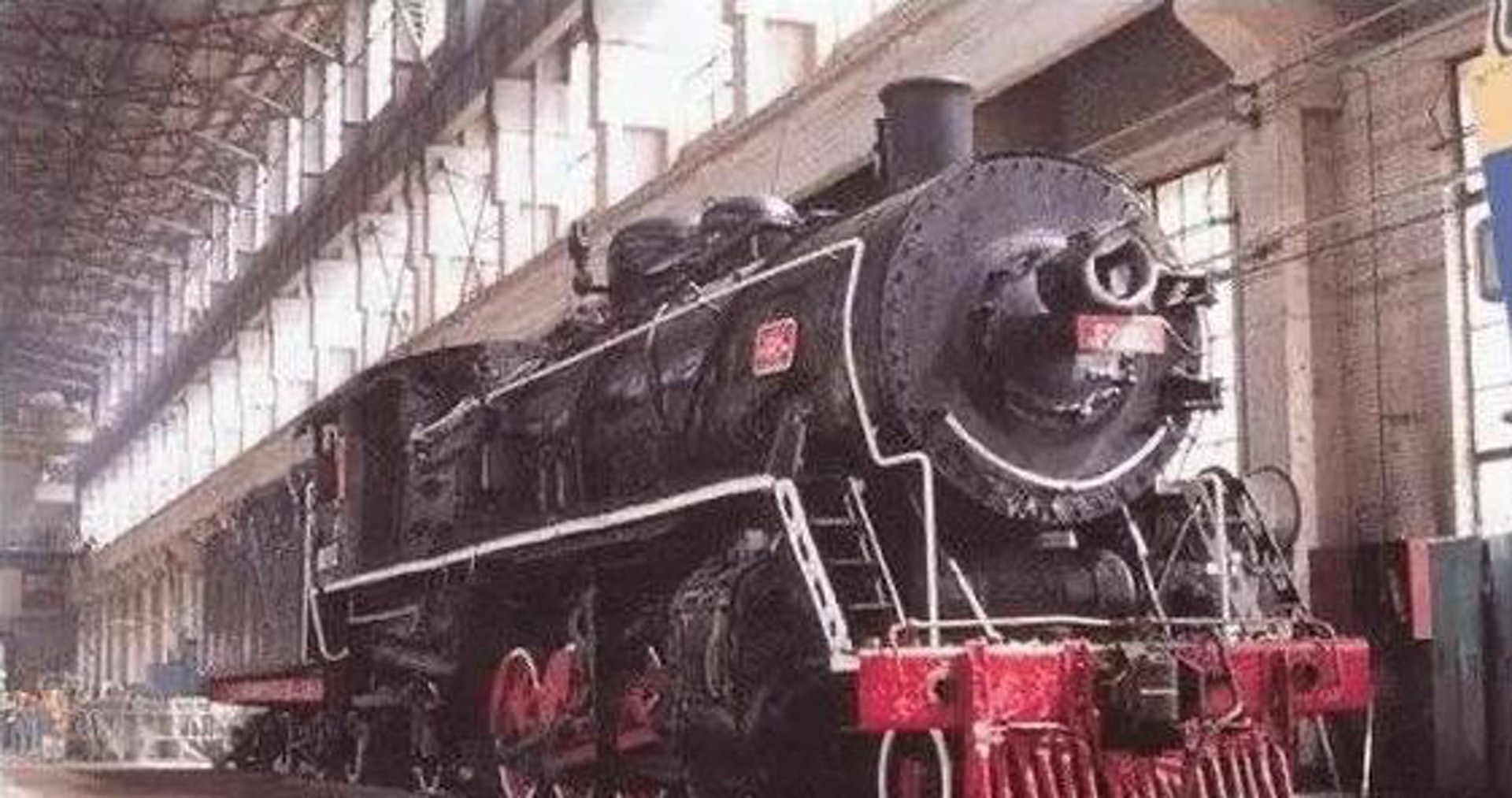1952年8月,第一輛完全由中國獨立製造的蒸汽機車「八一號」(解放型)問世。 1952年8月,第一輛完全由中國獨立製造的蒸汽機車「八一號」(解放型)問世。