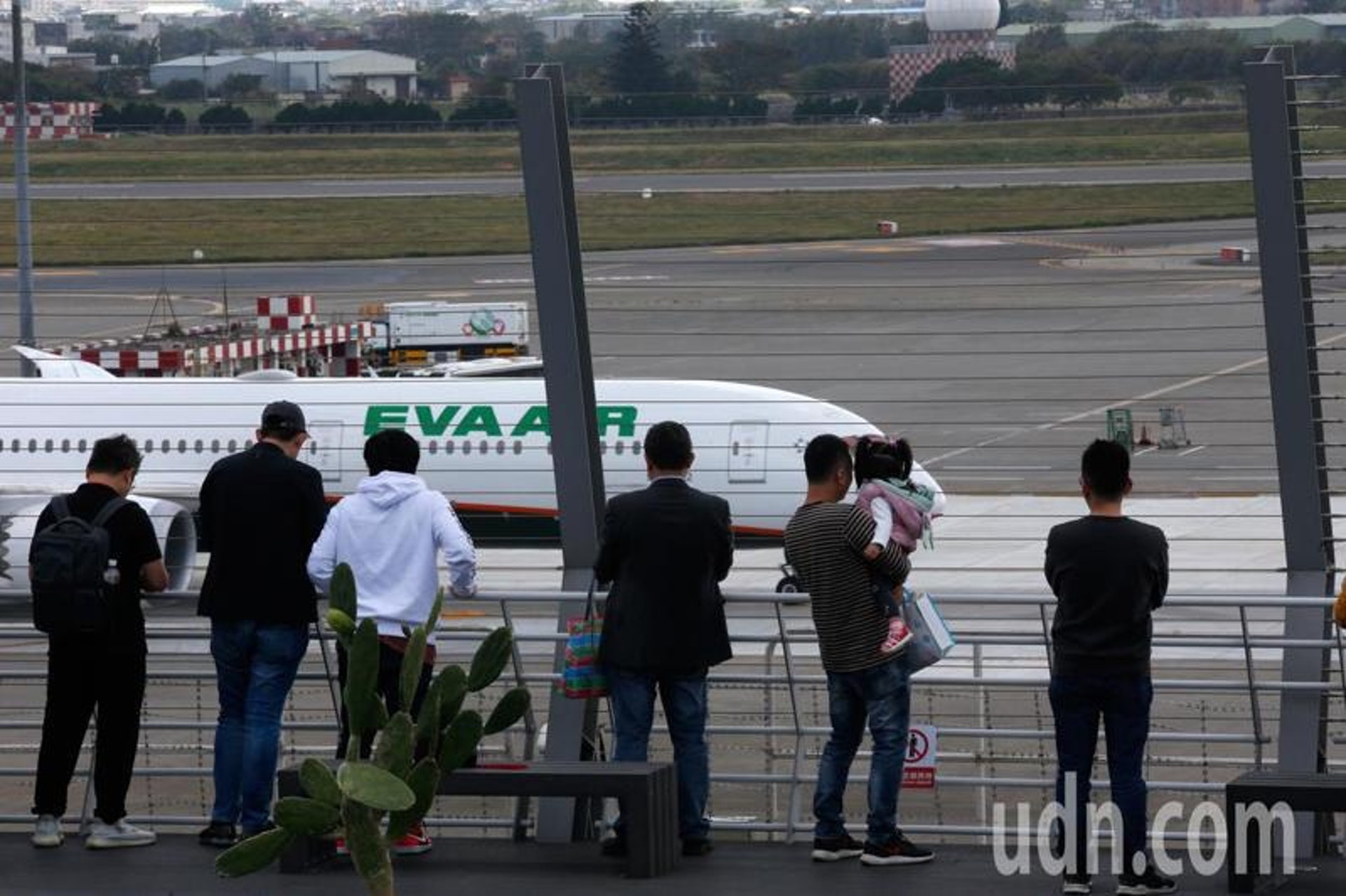 長榮航空傳出有空姐居家檢疫期間外出,最終有3名空姐遭免職。(聯合新聞網) 長榮航空傳出有空姐居家檢疫期間外出,最終有3名空姐遭免職。(聯合新聞網)