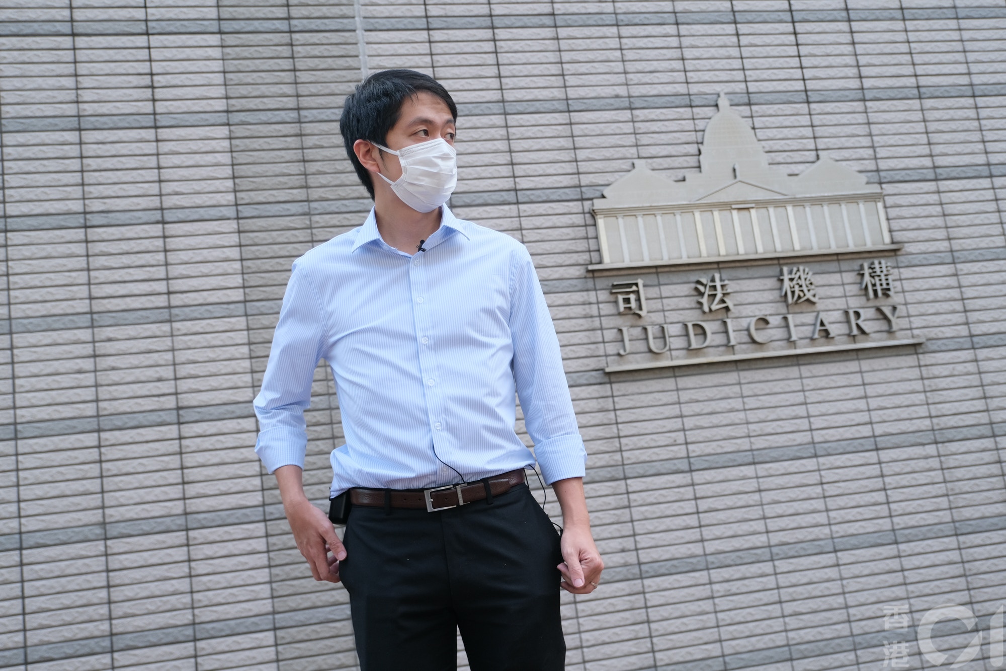 許智峯曾提出兩宗私人檢控，包括去年10月深水埗的士司機駕車撞人案及去年11月西灣河警員開槍打傷示威者，均獲法庭接納。不過律政司介入申請要求撤銷檢控，並在2020年8月24日獲主任裁判官羅德泉批准，撤回相關的檢控傳票。許指法庭此舉是在案件受害人傷口上灑鹽，認為警方獨立調查小組是「自己人查自己人」。 （盧翊銘攝）