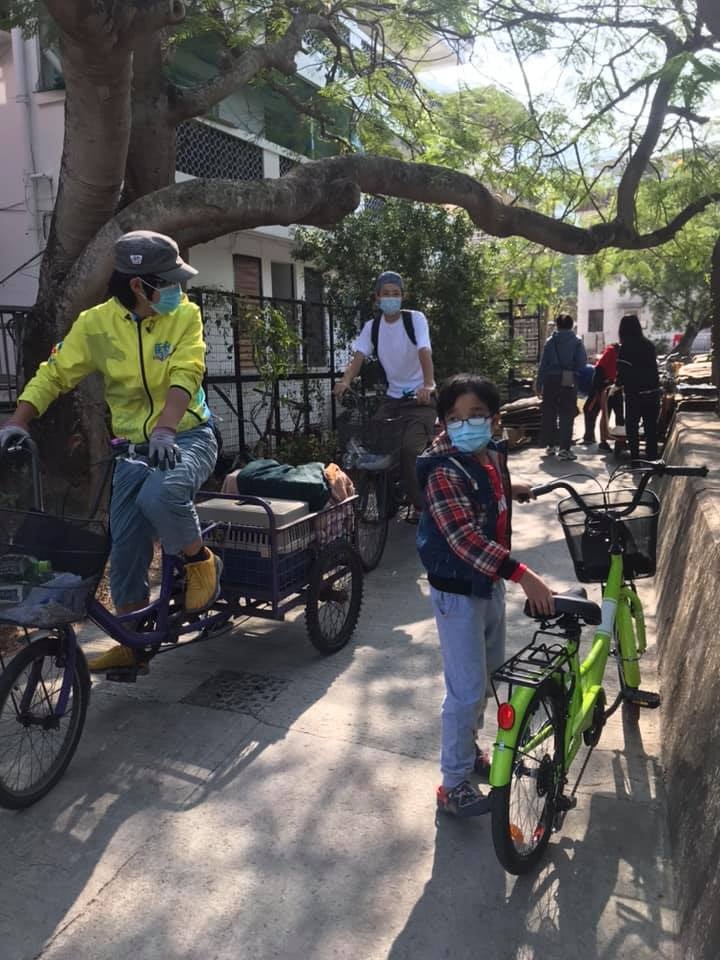 義工合力在女事主家中清出大量紙箱,以便捕捉家貓回協會暫養。(大澳流浪貓之家提供) 義工合力在女事主家中清出大量紙箱,以便捕捉家貓回協會暫養。(大澳流浪貓之家提供)