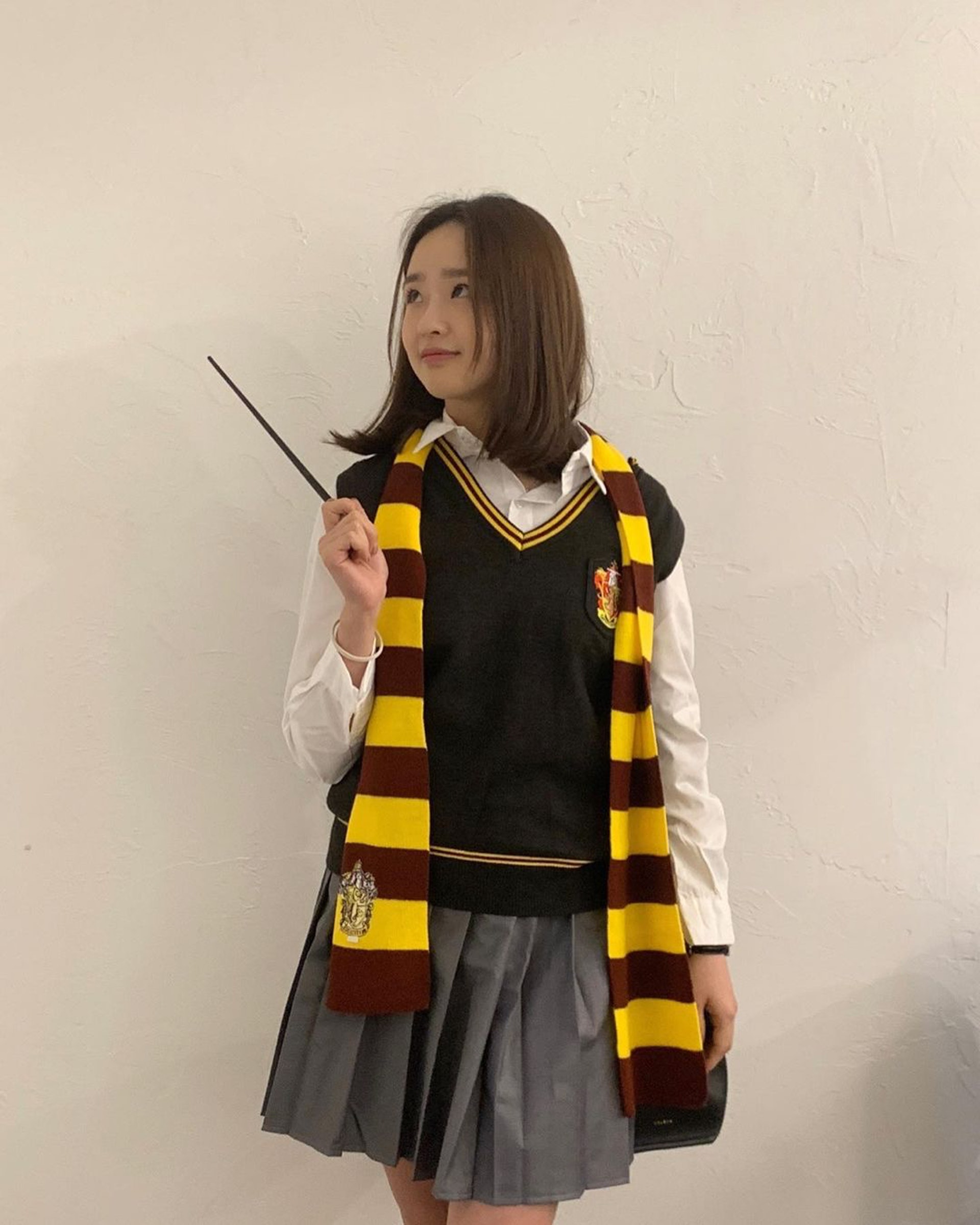孫延在穿上《哈利波特》中的制服與圍巾,吸引到許多粉絲稱讚。(IG@yeonjae_son) 孫延在穿上《哈利波特》中的制服與圍巾,吸引到許多粉絲稱讚。(IG@yeonjae_son)