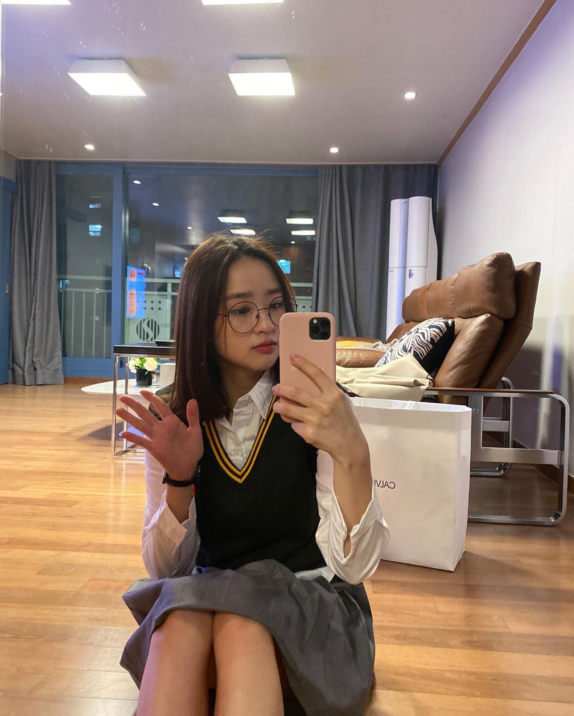 孫延在穿上《哈利波特》中的制服與圍巾,吸引到許多粉絲稱讚。(IG@yeonjae_son) 孫延在穿上《哈利波特》中的制服與圍巾,吸引到許多粉絲稱讚。(IG@yeonjae_son)