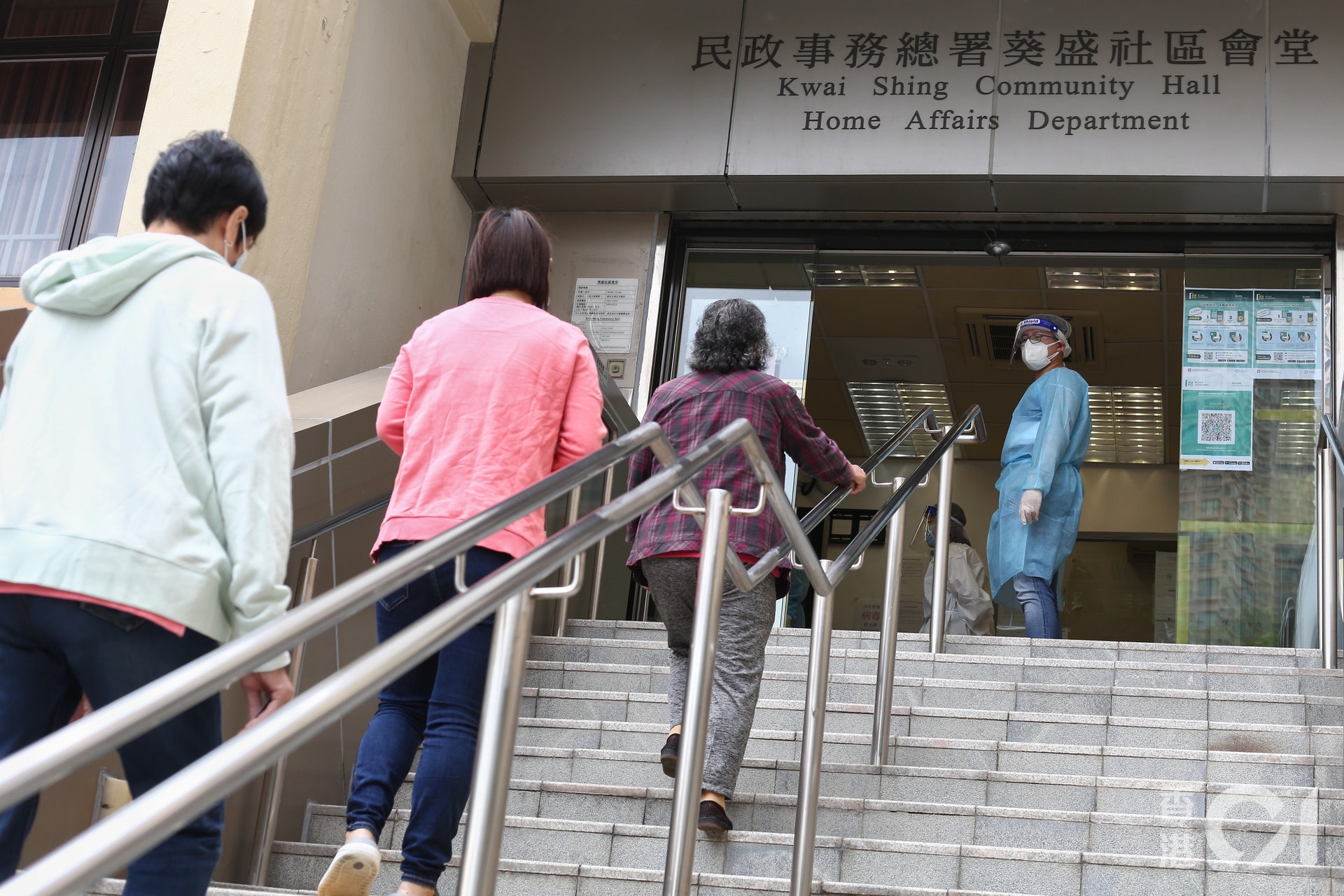 葵盛西邨八座五樓爆發感染,逾百居民排隊做檢測。(張浩維攝) 葵盛西邨八座五樓爆發感染,逾百居民排隊做檢測。(張浩維攝)