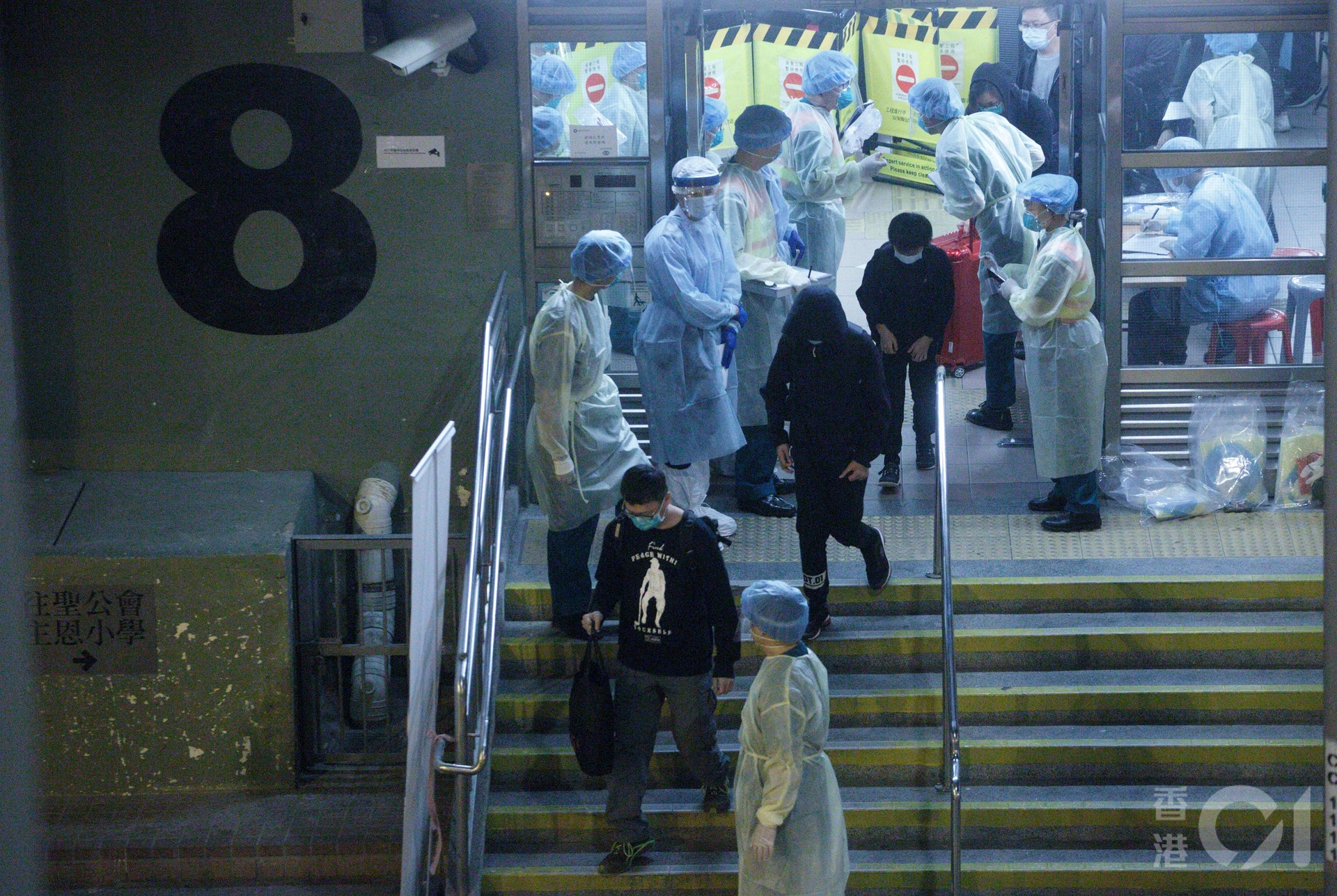 港府公布收緊防疫措施,若市民到訪重大感染風險的處所,港府可發「禁足令」,要求相關人士留在該處所直至完成檢測,最長日數為7日,若封鎖時間逾12小時,政府會為有需要人士提供物資支援。如相關人士有緊急醫療需要,可向政府申請離開處所。(資料圖片/余俊亮攝) 港府公布收緊防疫措施,若市民到訪重大感染風險的處所,港府可發「禁足令」,要求相關人士留在該處所直至完成檢測,最長日數為7日,若封鎖時間逾12小時,政府會為有需要人士提供物資支援。如相關人士有緊急醫療需要,可向政府申請離開處所。(資料圖片/余俊亮攝)