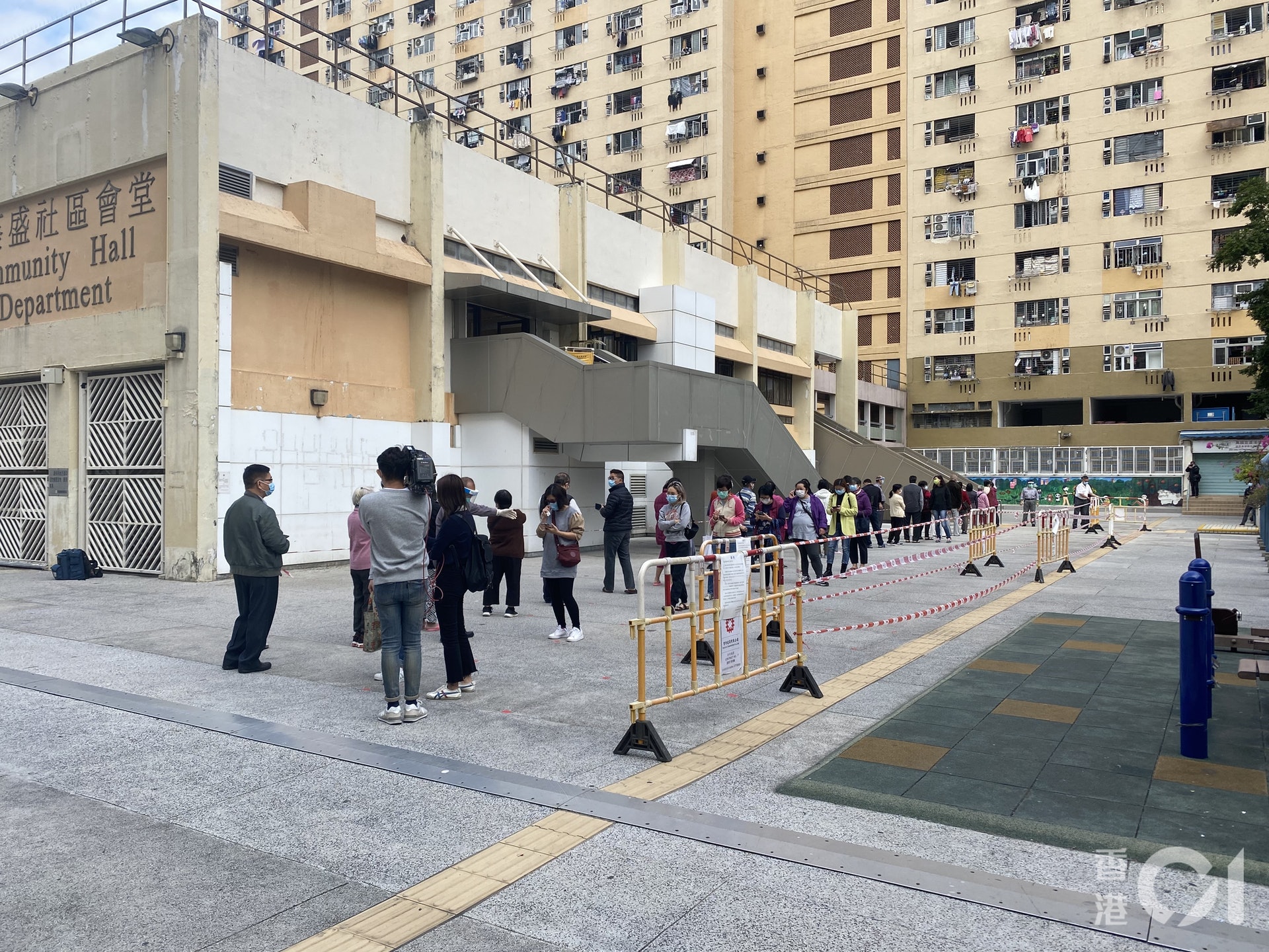 葵盛西街坊憂 燒埋身 排隊檢測有居民4天前檢驗無結果今再驗 葵盛西街坊憂 燒埋身 排隊檢測有居民4天前檢驗無結果今再驗