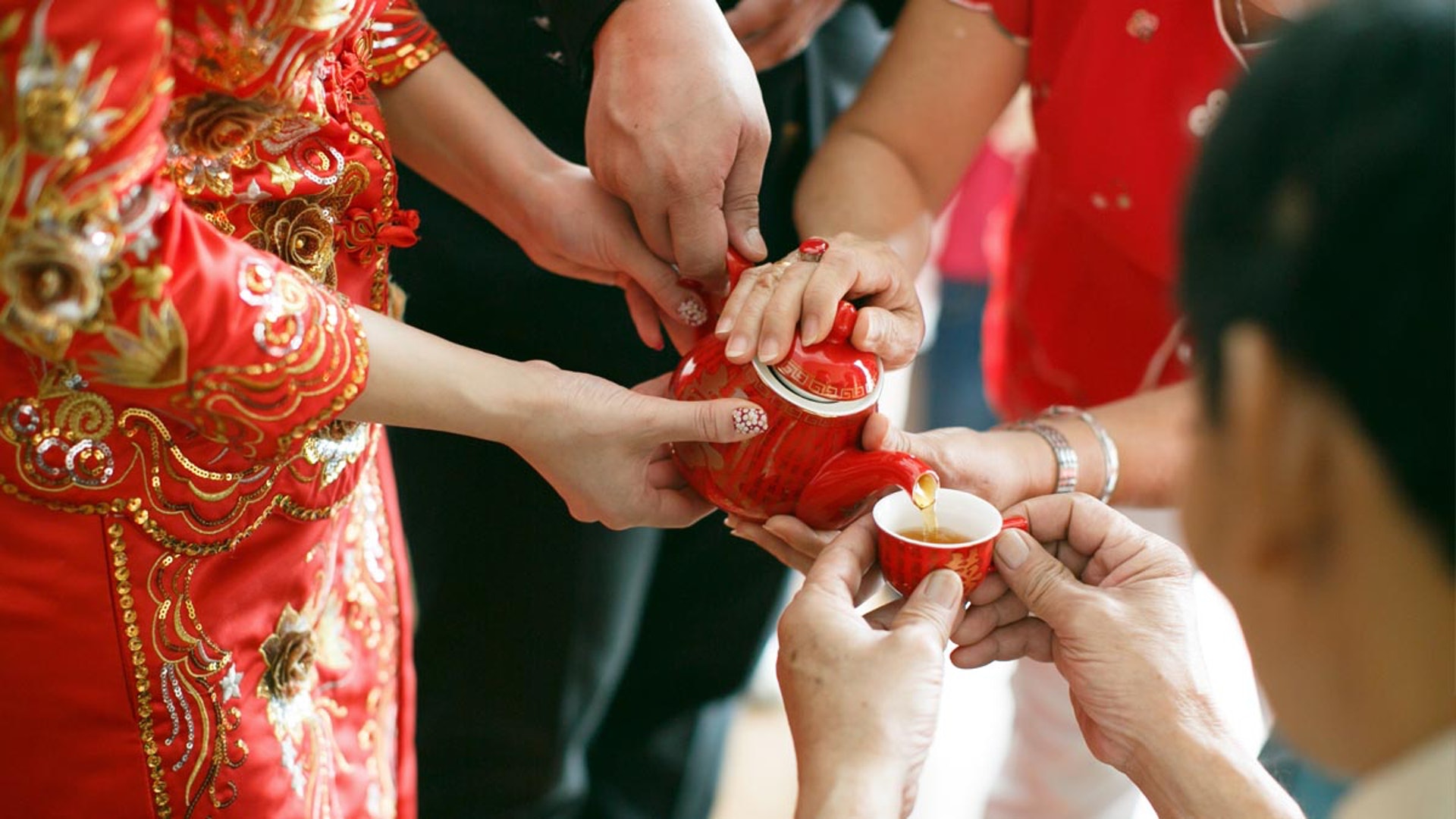 結婚斟茶收上司追魂call問公事港男新婚夜堅決辭職後續更離譜 結婚斟茶收上司追魂call問公事港男新婚夜堅決辭職後續更離譜
