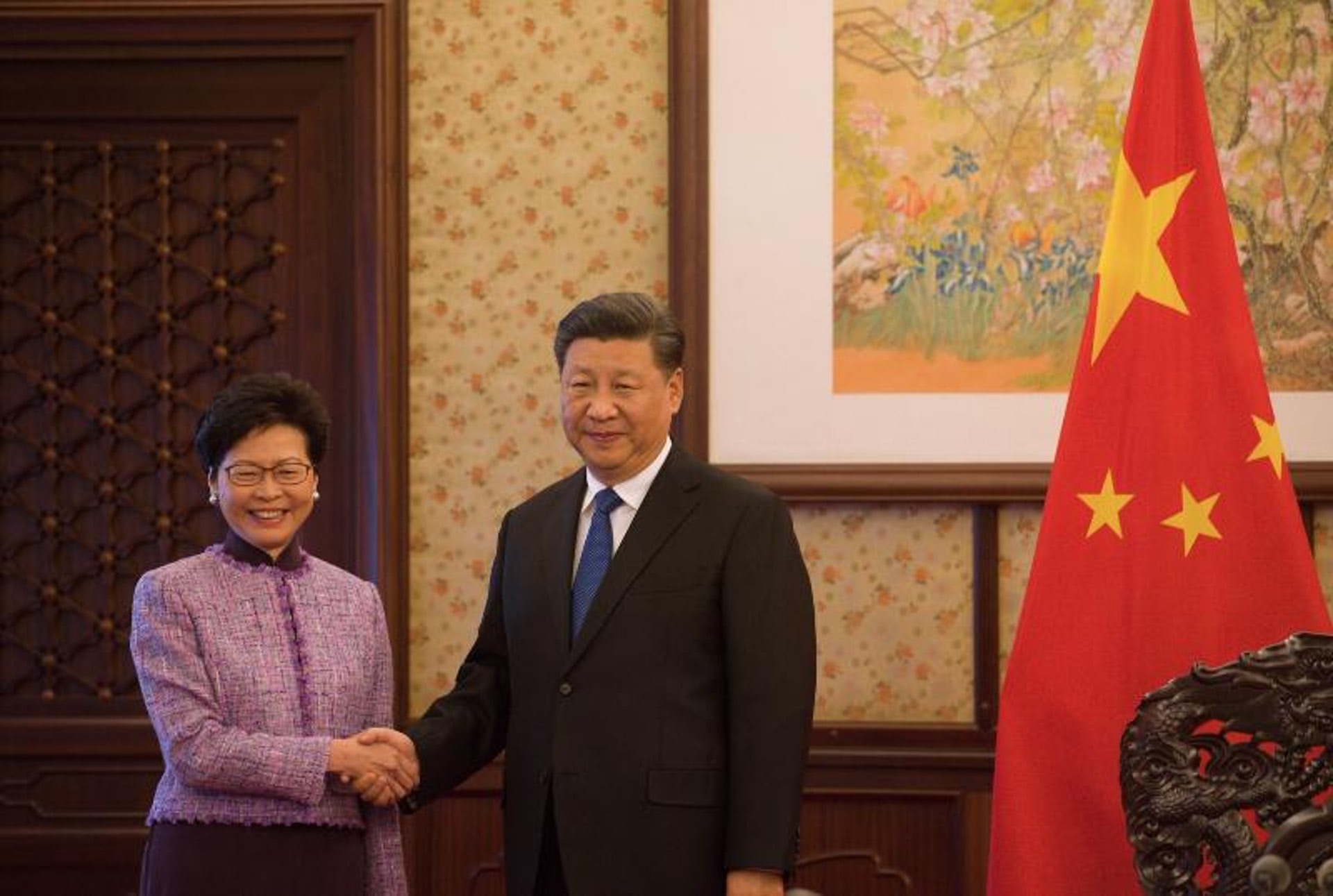 林鄭月中起程赴京述職　將獲習近平接見　抗疫成績表成焦點