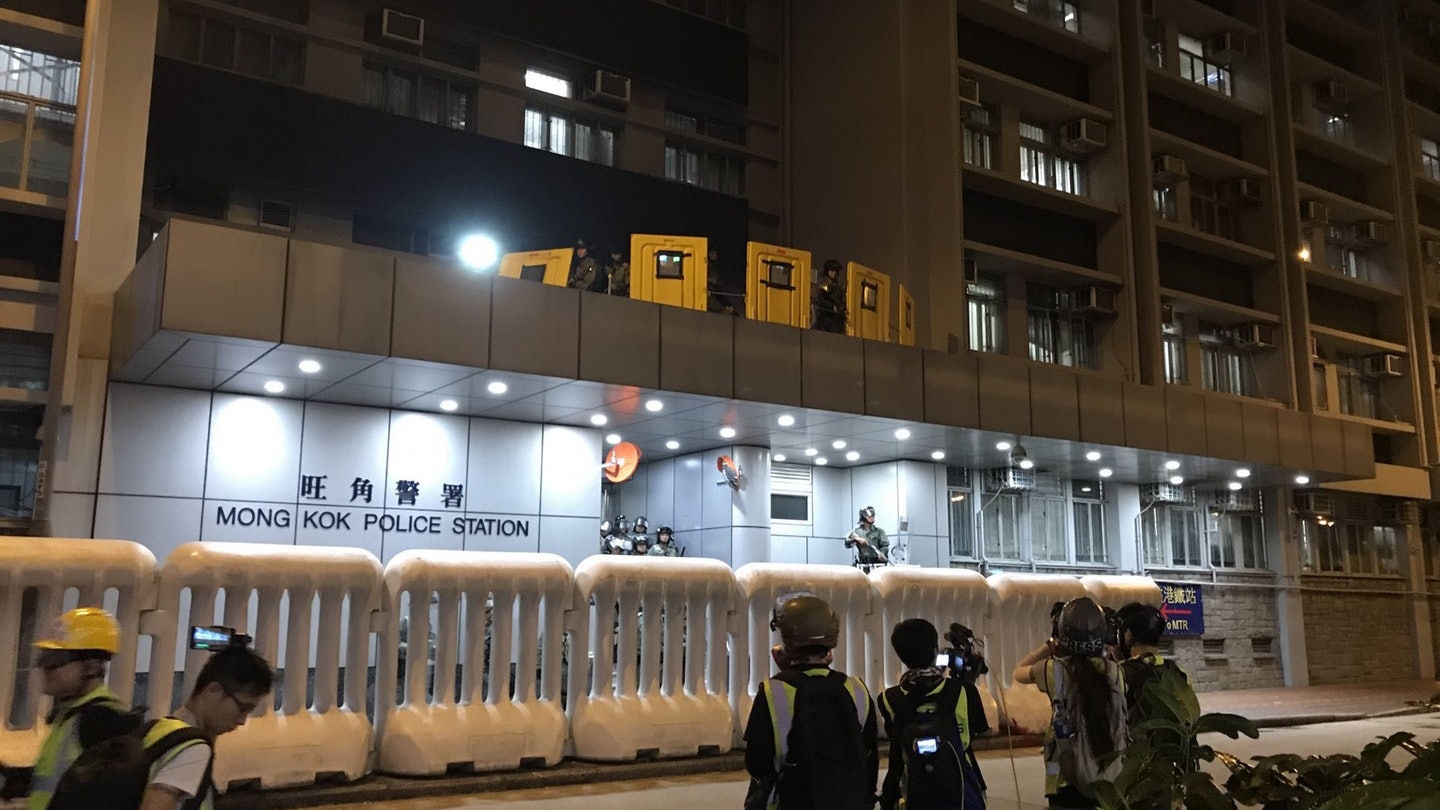逃犯條例|涉警署外拒捕兼藏鐳射筆 運輸工否認控罪受審 逃犯條例|涉警署外拒捕兼藏鐳射筆 運輸工否認控罪受審