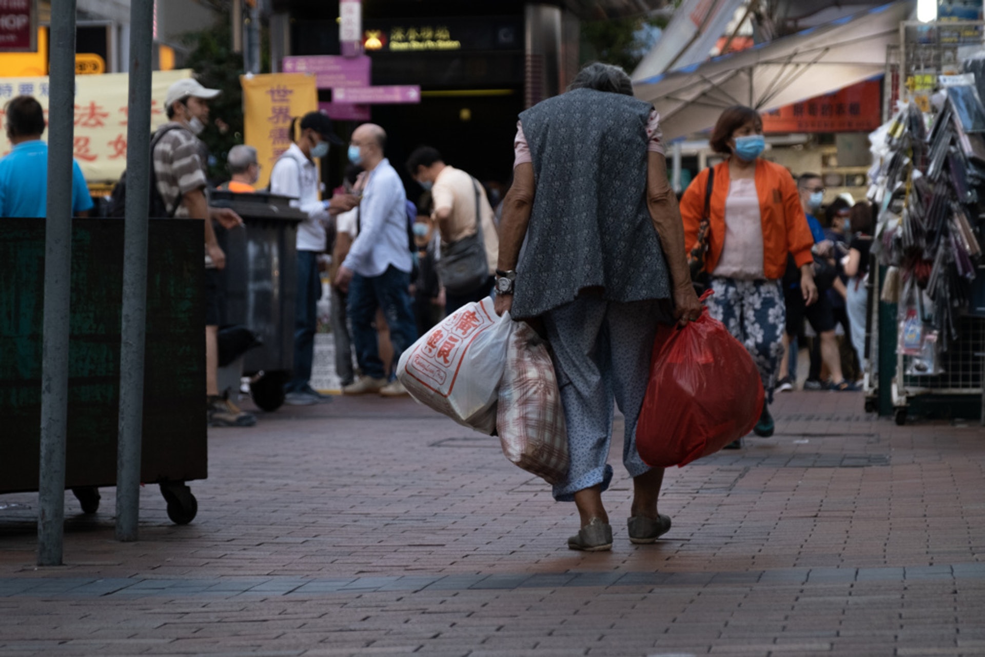 黃洪指出，當下香港可能出現撫養比上升，但並非由於一貫認知，即長者退出勞動力市場，而可能由中年、青年勞動力下降導致。（梁鵬威攝）