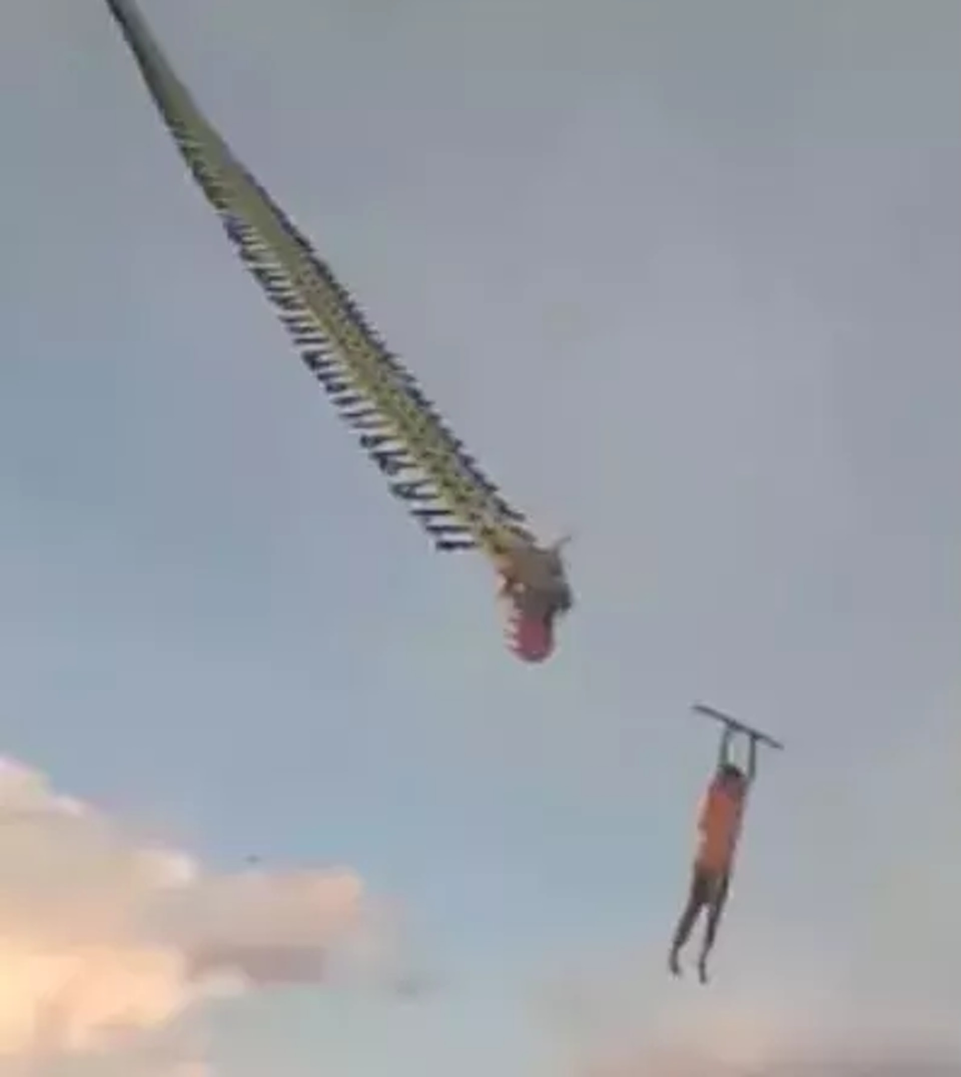 印尼男童放巨型的龍風箏，結果被風箏扯到半空中。（影片截圖）