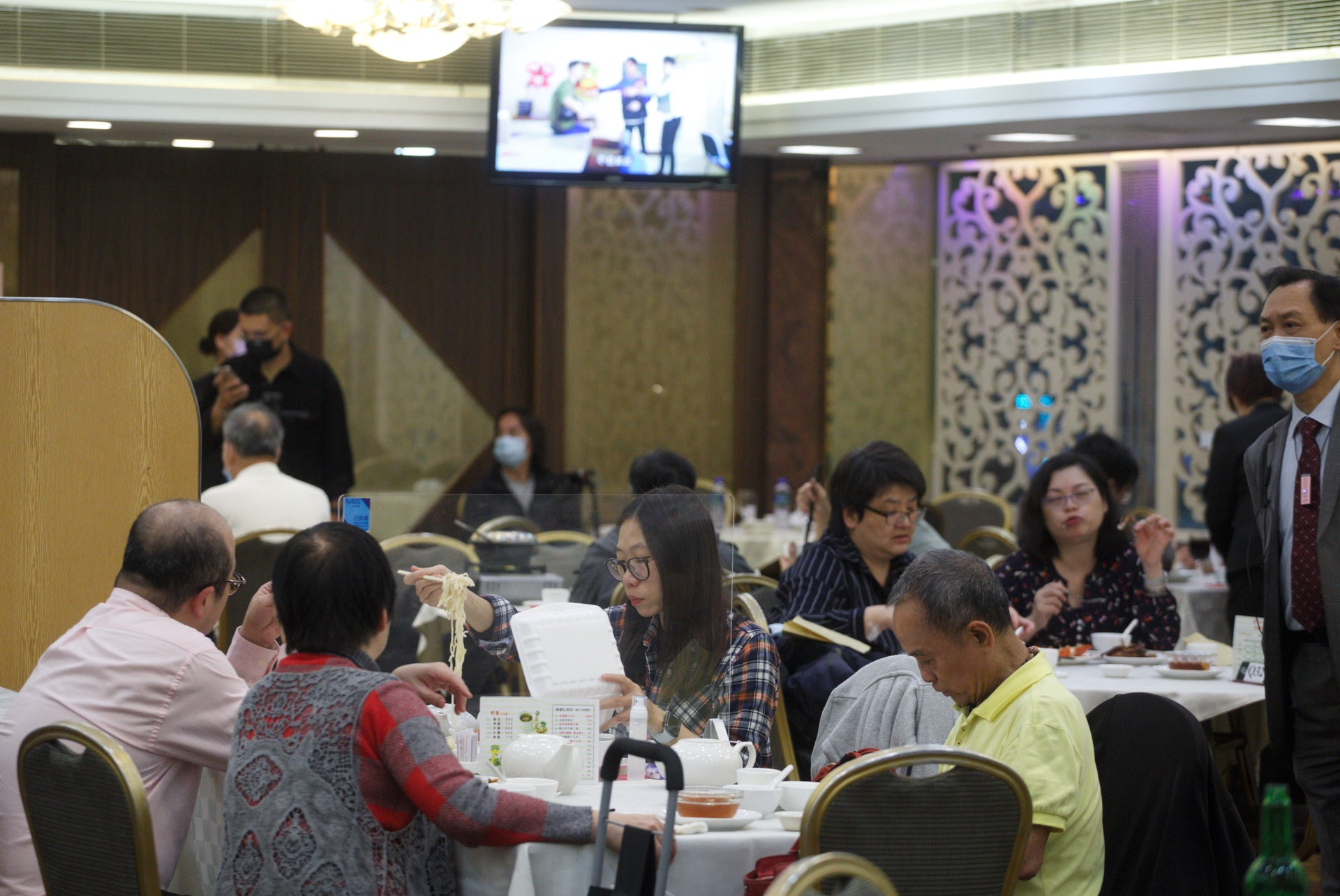 12月9日,周四(10日)起禁止餐廳及食肆在傍晚6時後經營堂食,在旺角倫敦大酒樓,有食客趁禁令實施前堂食晚餐。(余俊亮攝) 12月9日,周四(10日)起禁止餐廳及食肆在傍晚6時後經營堂食,在旺角倫敦大酒樓,有食客趁禁令實施前堂食晚餐。(余俊亮攝)