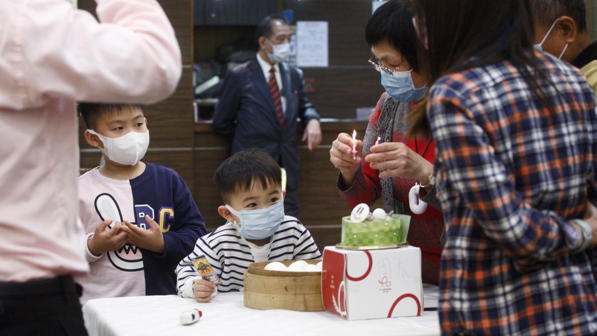 新冠肺炎|晚巿禁堂食周四生效 巿民趕尾班車慶生兼提早做冬 新冠肺炎|晚巿禁堂食周四生效 巿民趕尾班車慶生兼提早做冬