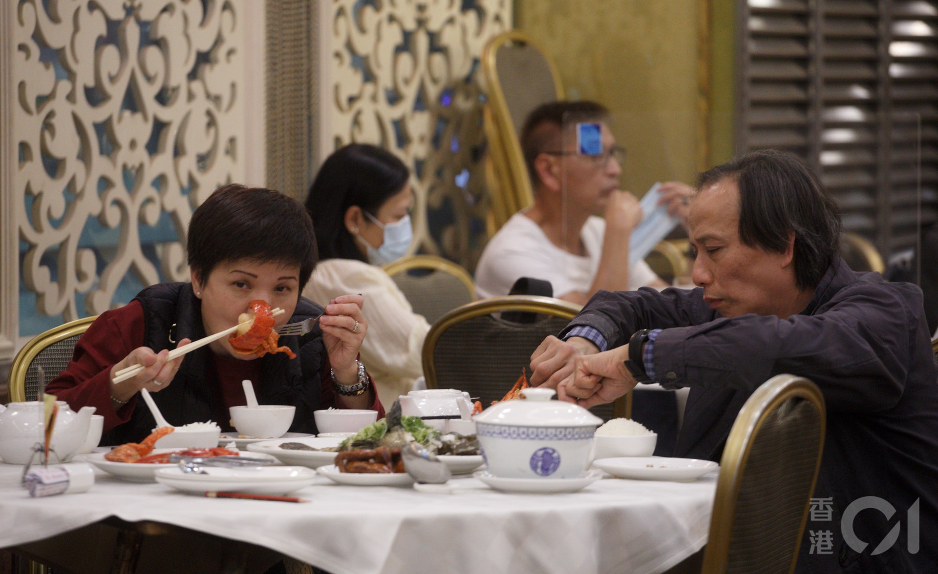 12月9日,周四(10日)起禁止餐廳及食肆在傍晚6時後經營堂食,在旺角倫敦大酒樓,有食客趁禁令實施前堂食晚餐。(余俊亮攝) 12月9日,周四(10日)起禁止餐廳及食肆在傍晚6時後經營堂食,在旺角倫敦大酒樓,有食客趁禁令實施前堂食晚餐。(余俊亮攝)