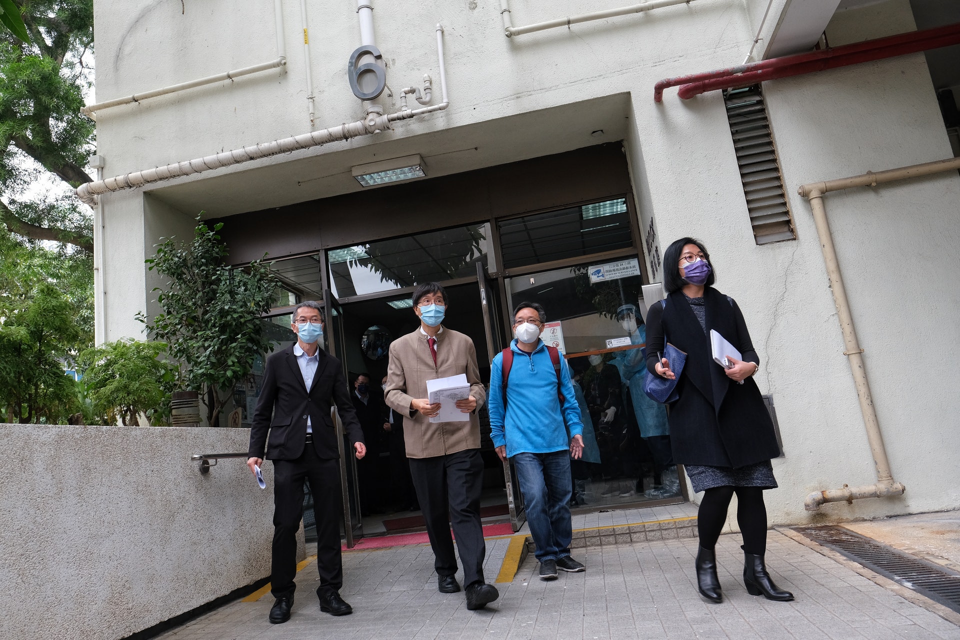 衞生防護中心總監黃加慶、政府專家顧問、港大微生物學系講座教授袁國勇到麗晶花園視察。(羅君豪攝) 衞生防護中心總監黃加慶、政府專家顧問、港大微生物學系講座教授袁國勇到麗晶花園視察。(羅君豪攝)