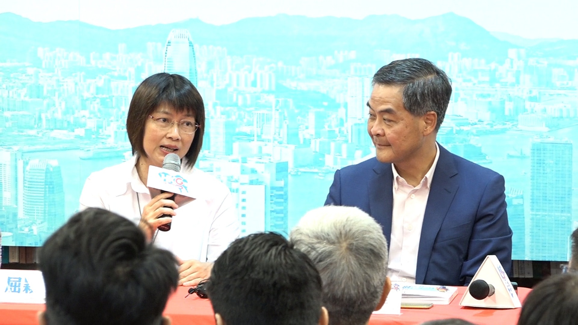 屈穎妍被指是「梁粉」，梁振英於2018年曾出席屈的新書發佈會，稱社會需要更多理性的聲音，「香港需要更多屈穎妍」。（資料圖片）