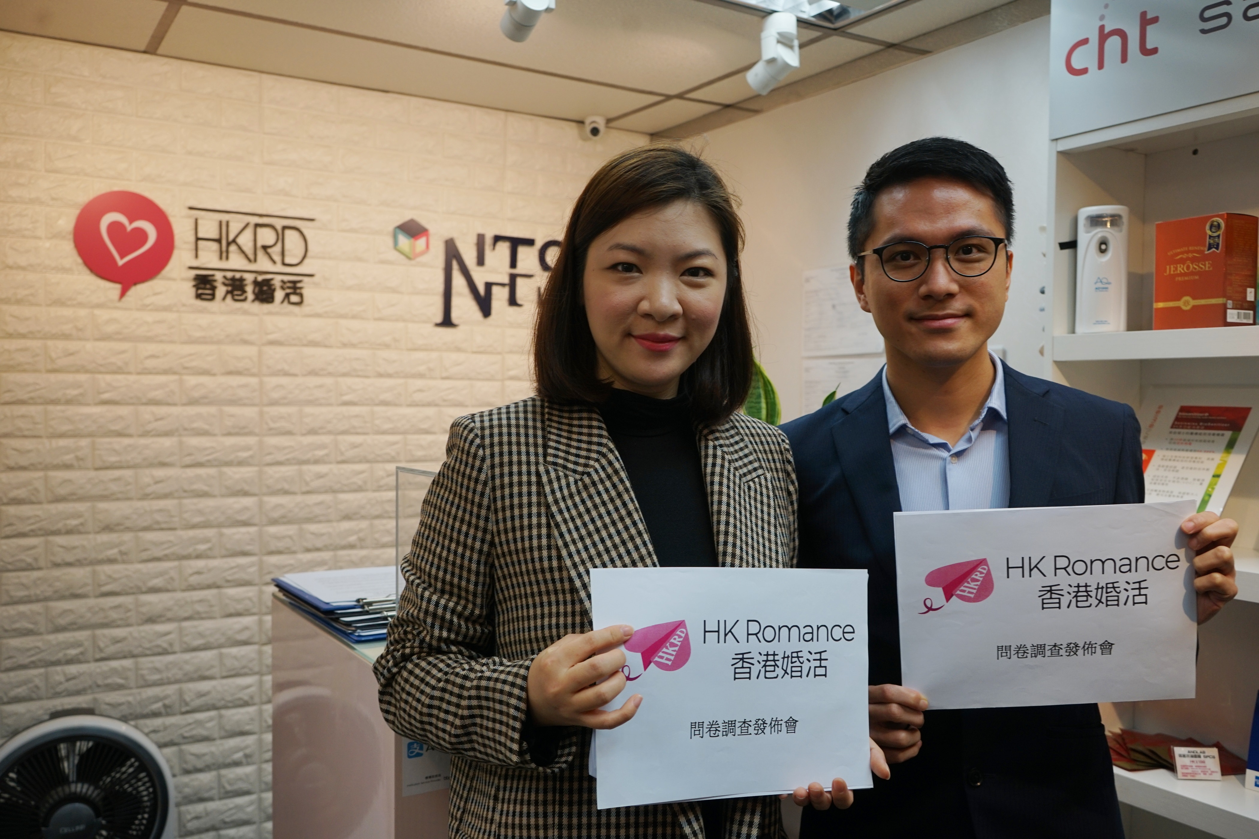 HK Romance Dating創辦人張惠萍（左）和HK Romance Dating首席配對顧問余家盛（右）。（呂諾君攝）