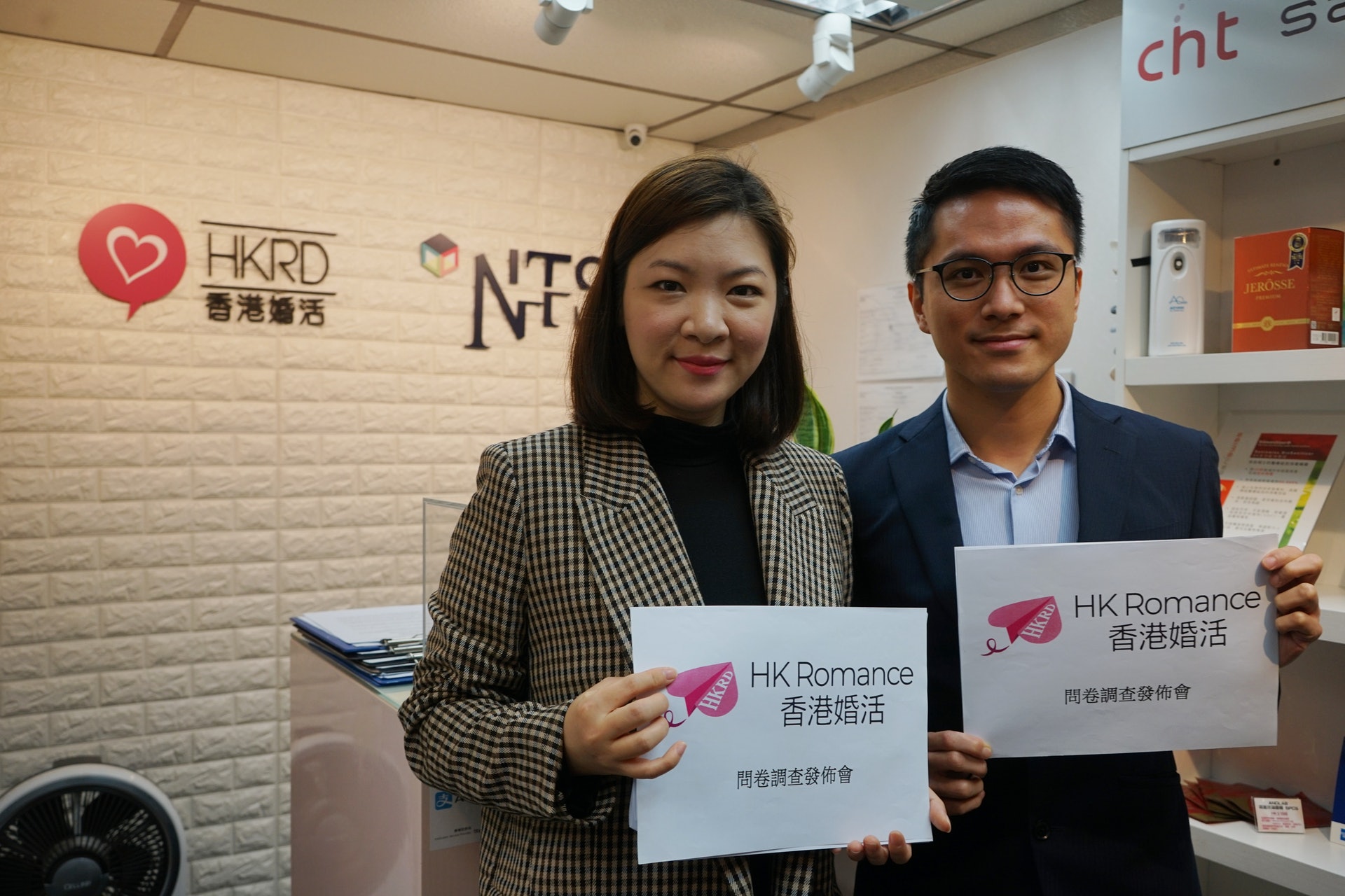 HK Romance Dating創辦人張惠萍(左)和HK Romance Dating首席配對顧問余家盛(右)。(呂諾君攝)