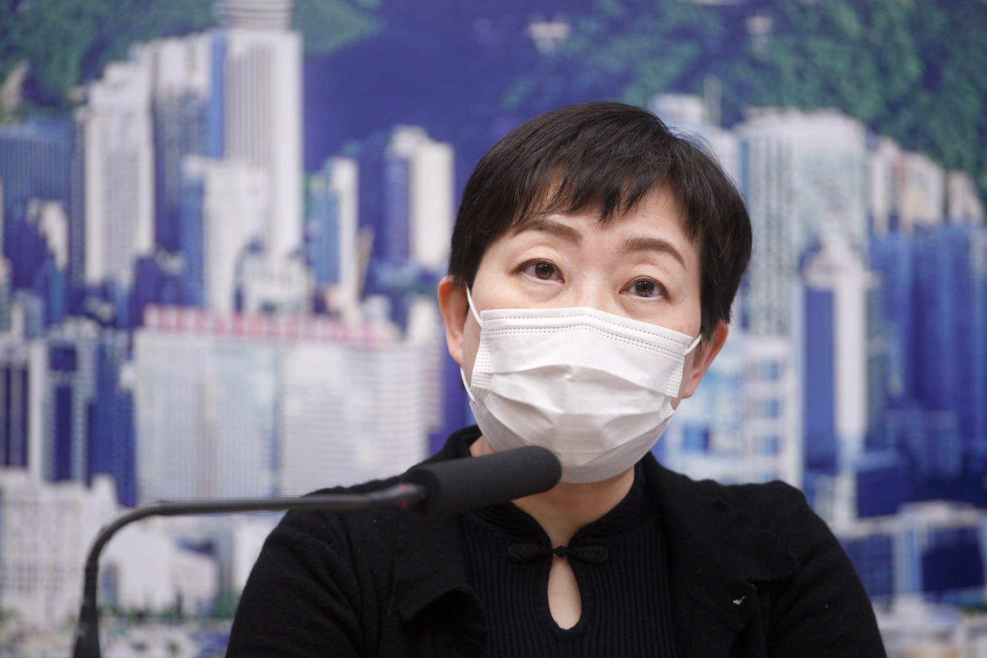張竹君今日表示,截至昨晚深夜,本港新增112宗個案。(余俊亮攝) 張竹君今日表示,截至昨晚深夜,本港新增112宗個案。(余俊亮攝)