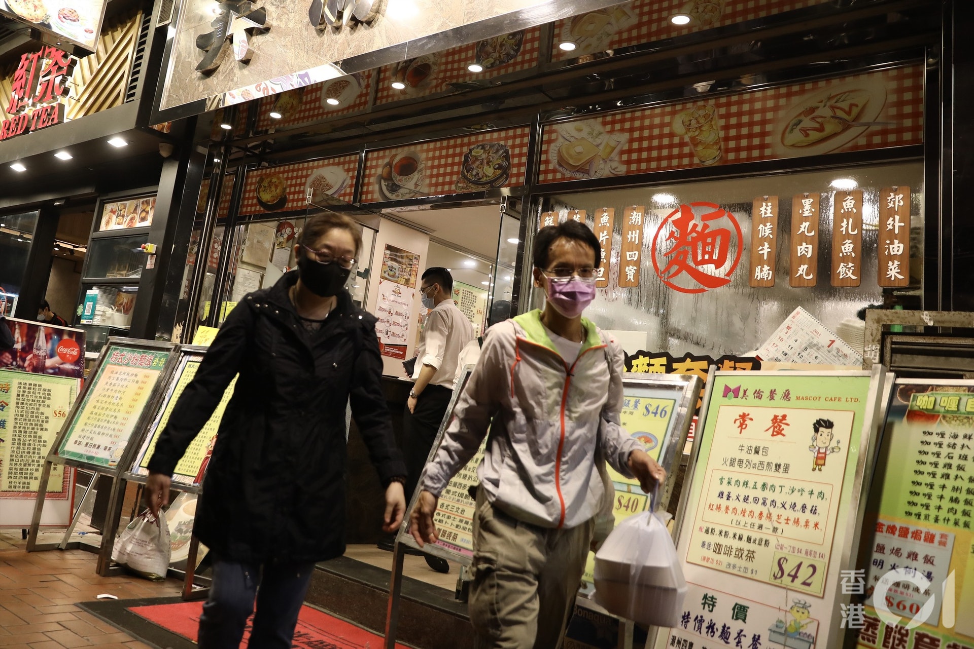 本港第四波新冠肺炎疫情嚴峻,政府進一步收緊社交距離措施,由12月10日起6時後禁堂食,為期兩周。(盧翊銘攝) 本港第四波新冠肺炎疫情嚴峻,政府進一步收緊社交距離措施,由12月10日起6時後禁堂食,為期兩周。(盧翊銘攝)