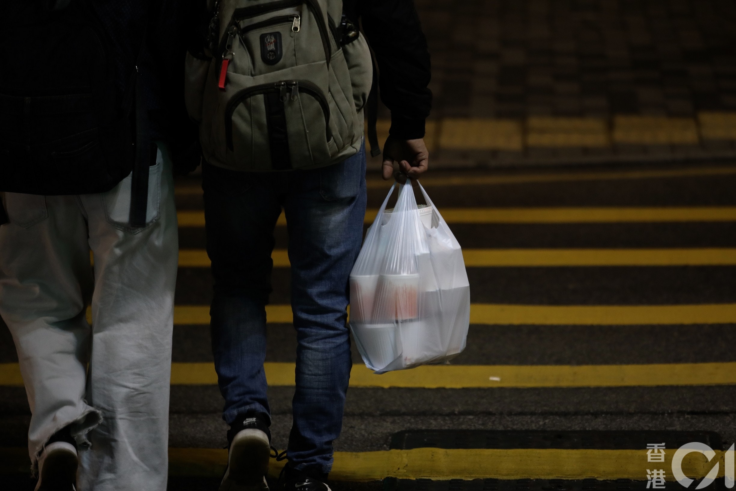 本港第四波新冠肺炎疫情嚴峻，政府進一步收緊社交距離措施，由12月10日起6時後禁堂食，為期兩周。（盧翊銘攝）