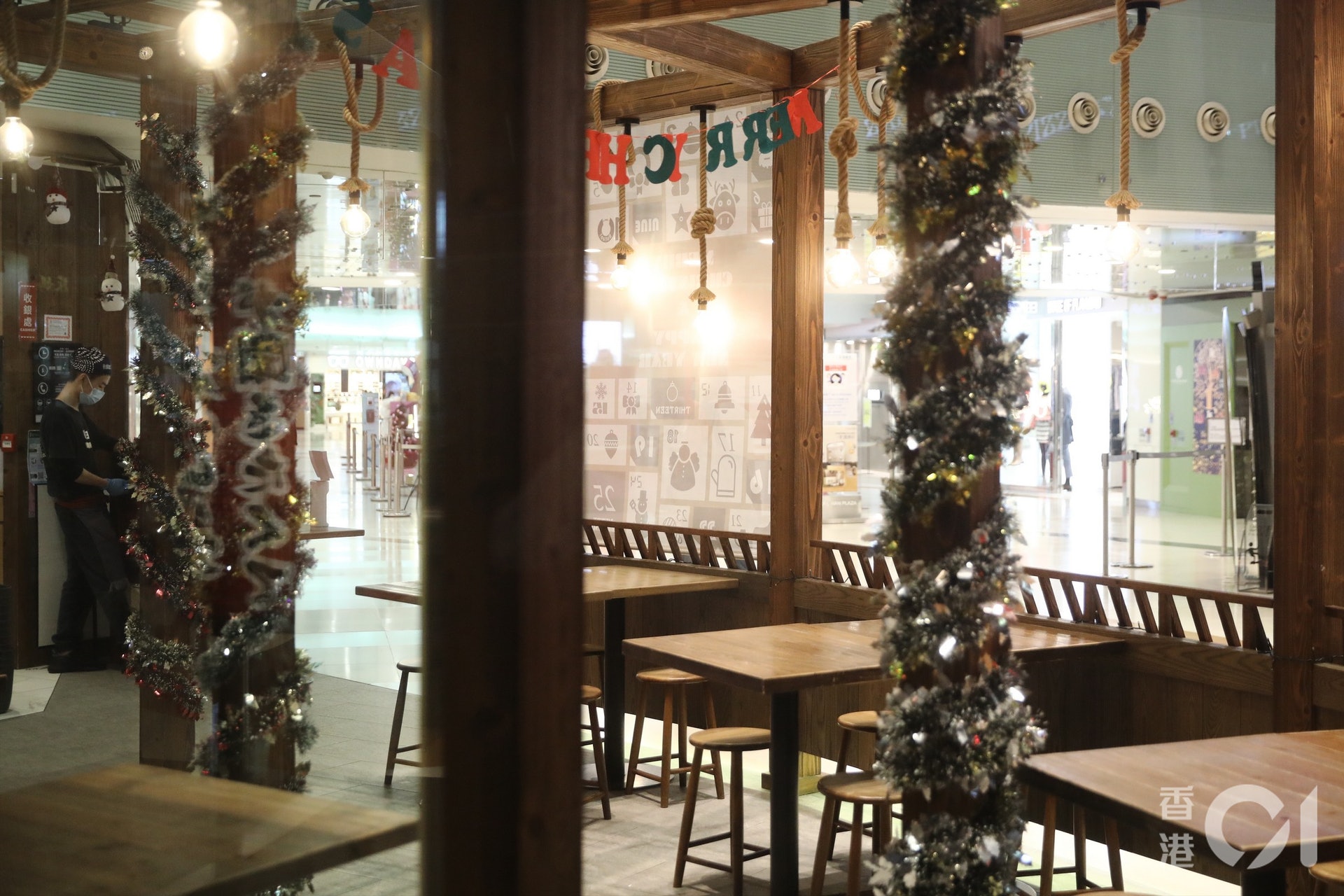 本港第四波新冠肺炎疫情嚴峻,政府進一步收緊社交距離措施,由12月10日起6時後禁堂食,為期兩周。(盧翊銘攝) 本港第四波新冠肺炎疫情嚴峻,政府進一步收緊社交距離措施,由12月10日起6時後禁堂食,為期兩周。(盧翊銘攝)