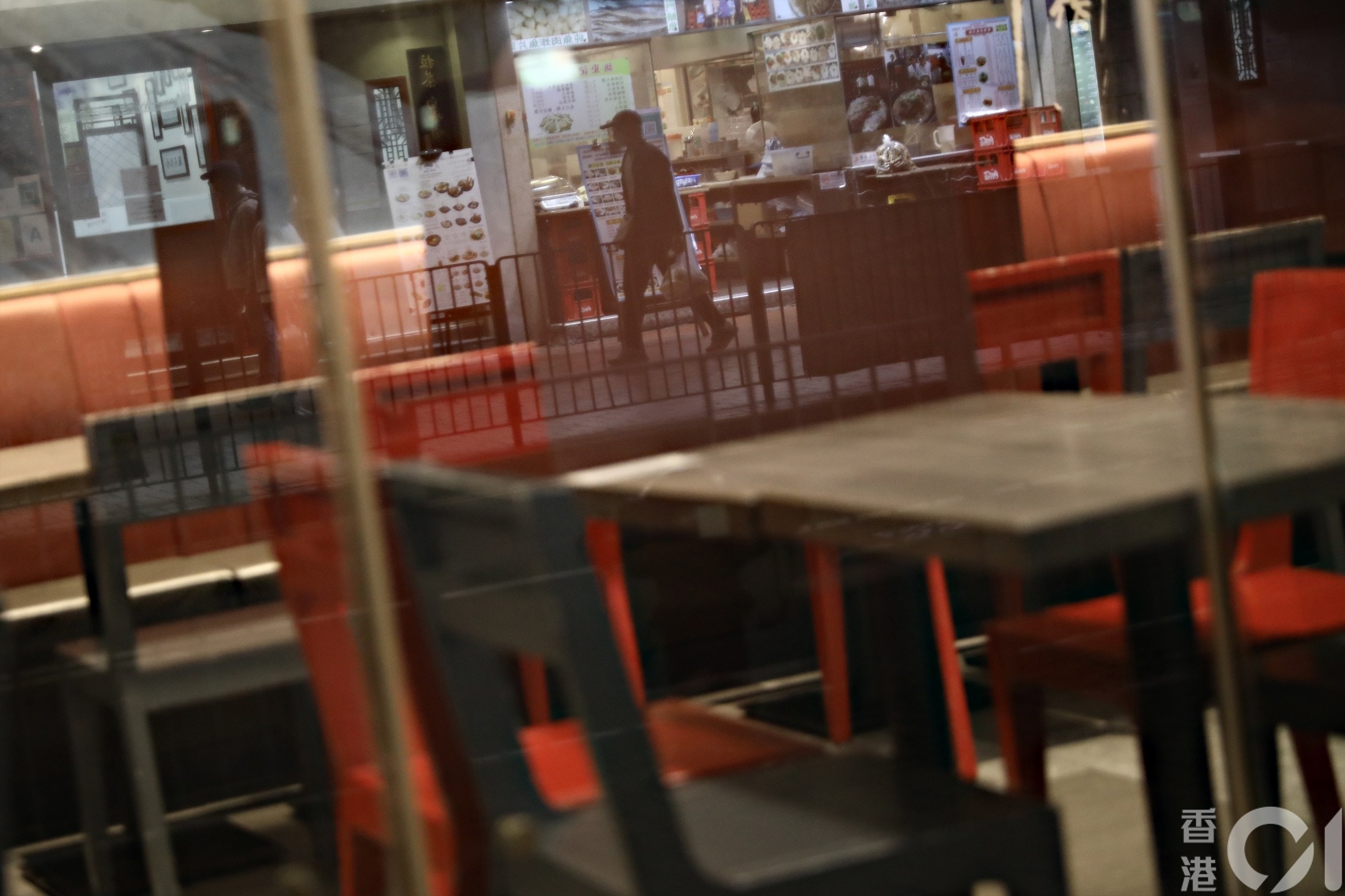 本港第四波新冠肺炎疫情嚴峻，政府進一步收緊社交距離措施，由12月10日起6時後禁堂食，為期兩周。（盧翊銘攝）