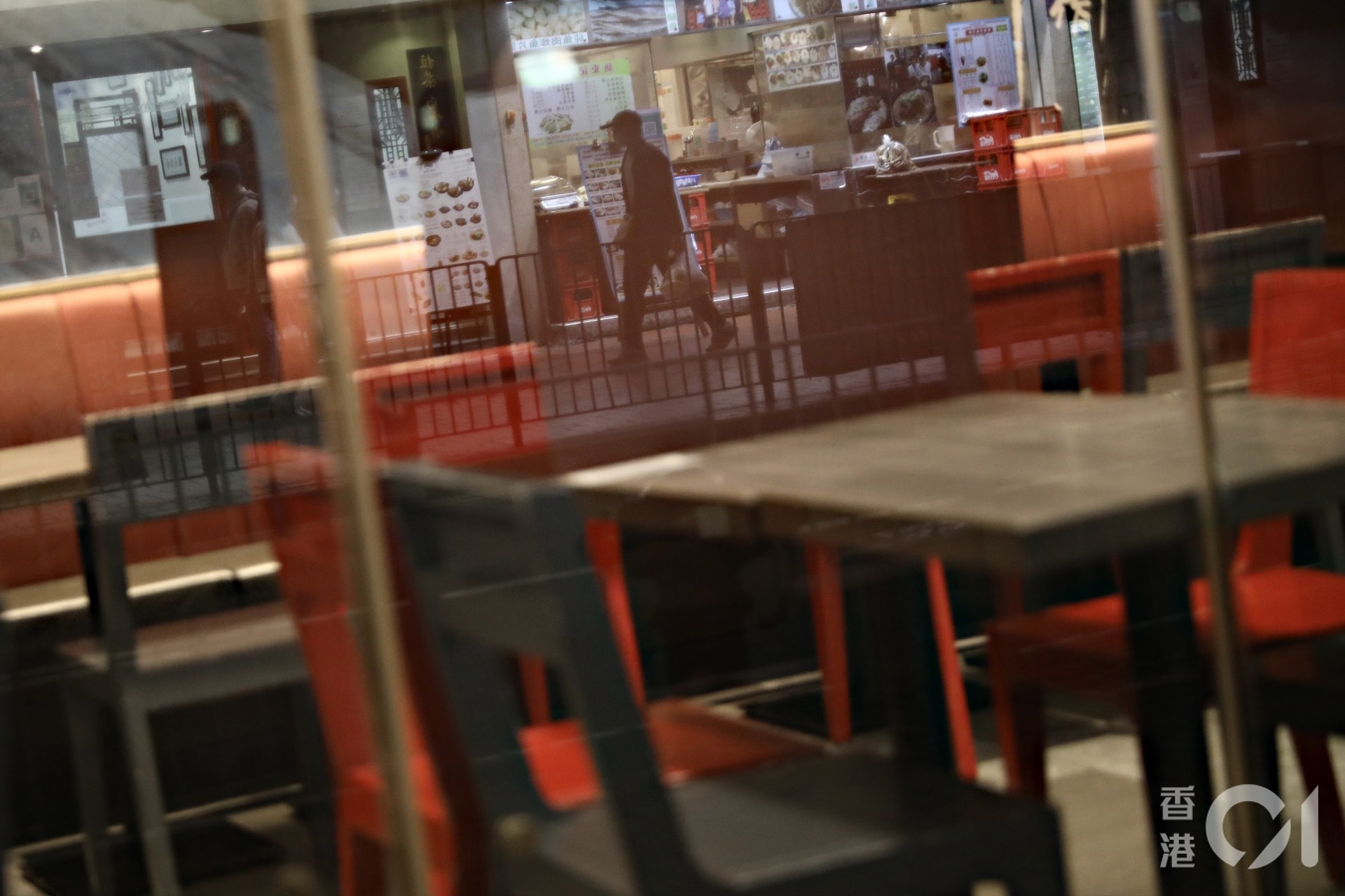 本港第四波新冠肺炎疫情嚴峻,政府進一步收緊社交距離措施,由12月10日起6時後禁堂食,為期兩周。(盧翊銘攝) 本港第四波新冠肺炎疫情嚴峻,政府進一步收緊社交距離措施,由12月10日起6時後禁堂食,為期兩周。(盧翊銘攝)