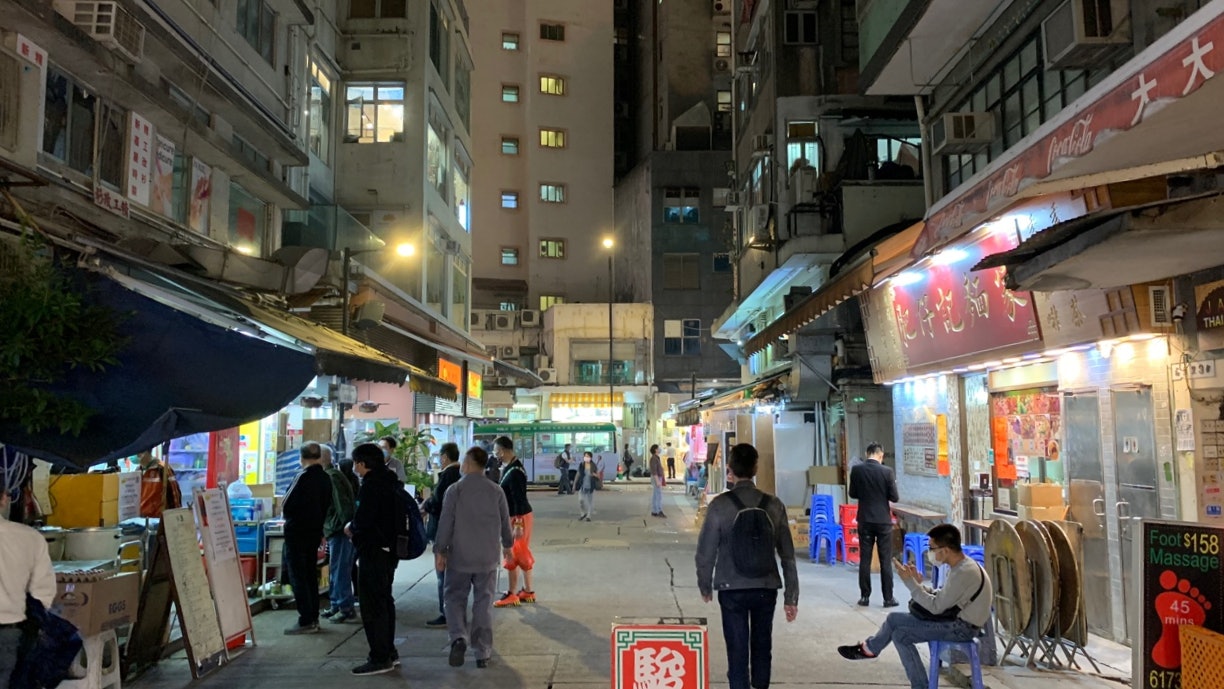禁堂食|有銅鑼灣麵店犯禁晚上七時仍有人堂食 「食街」人流大減 禁堂食|有銅鑼灣麵店犯禁晚上七時仍有人堂食 「食街」人流大減
