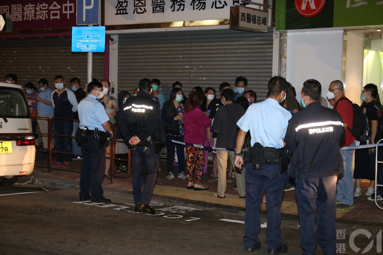 大批居民疏散到安全地方暫避。(劉定安攝) 大批居民疏散到安全地方暫避。(劉定安攝)