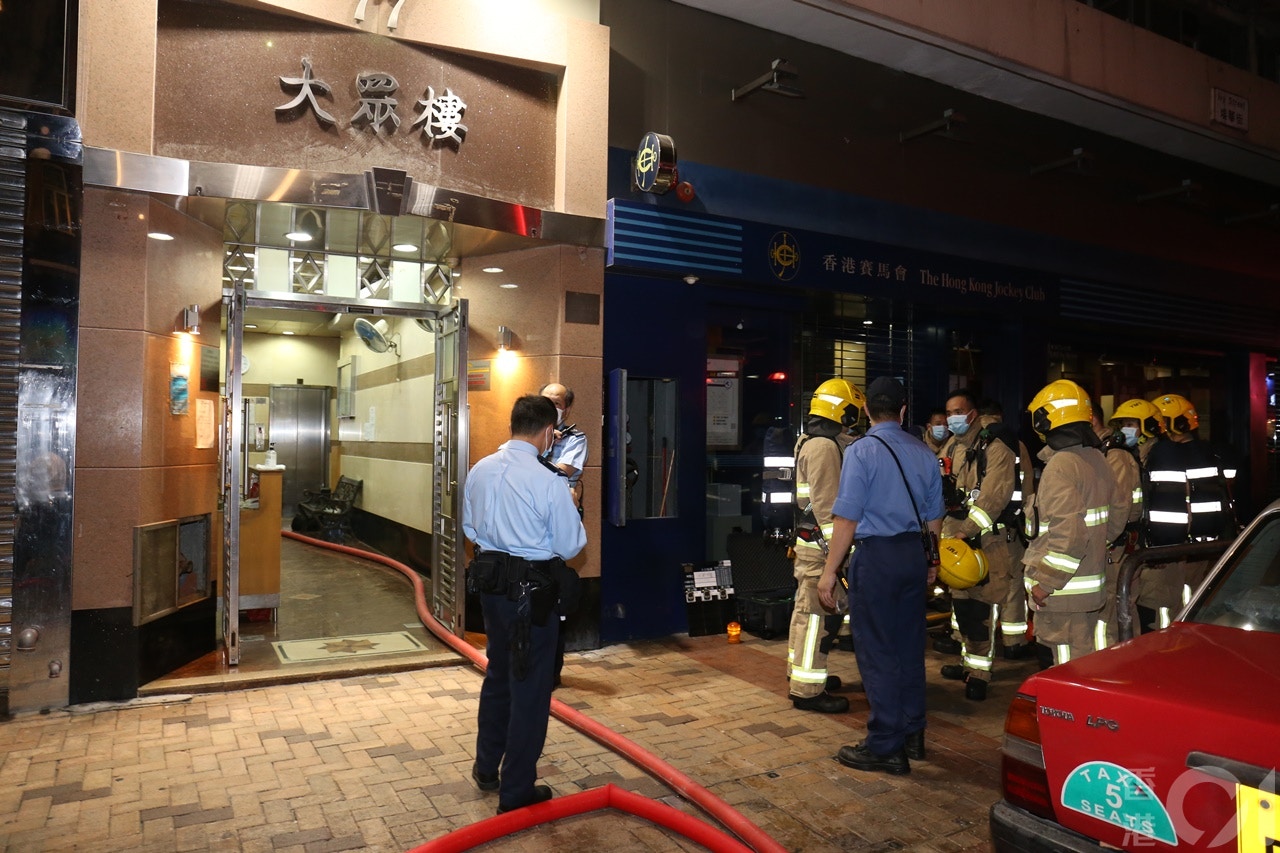 消防及警方在場調查。(劉定安攝) 消防及警方在場調查。(劉定安攝)