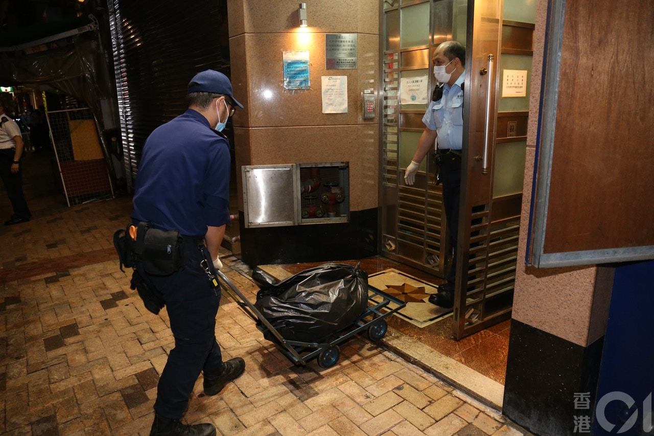 狗屍由愛護動物協會人員檢走。(劉定安攝) 狗屍由愛護動物協會人員檢走。(劉定安攝)