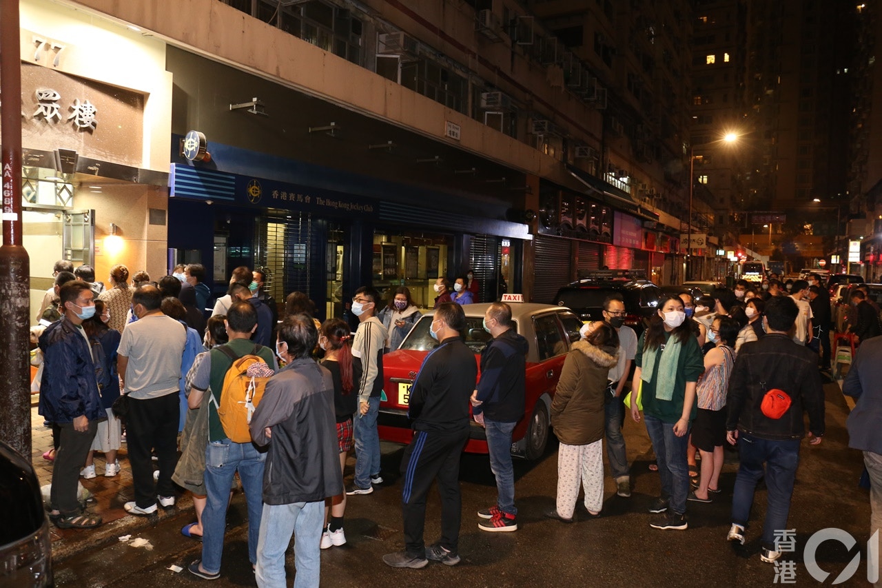 大批居民疏散到安全地方暫避。(劉定安攝) 大批居民疏散到安全地方暫避。(劉定安攝)