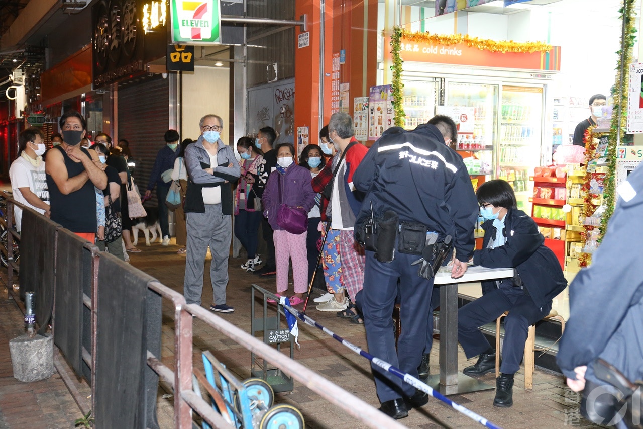 大批居民疏散到安全地方暫避,警員為居民登記。(劉定安攝) 大批居民疏散到安全地方暫避,警員為居民登記。(劉定安攝)