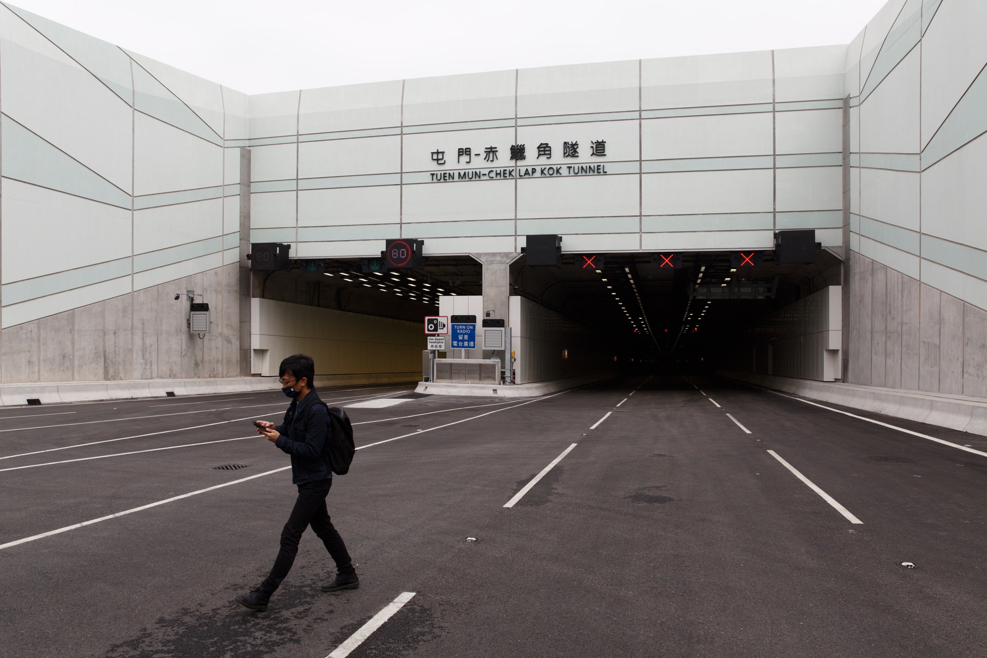 屯門至赤鱲角連接路於發展期間,受港珠澳大橋填海工程進度拖累致未能按時移交工地等,最終須「斬件」通車。(資料圖片/余俊亮攝) 屯門至赤鱲角連接路於發展期間,受港珠澳大橋填海工程進度拖累致未能按時移交工地等,最終須「斬件」通車。(資料圖片/余俊亮攝)