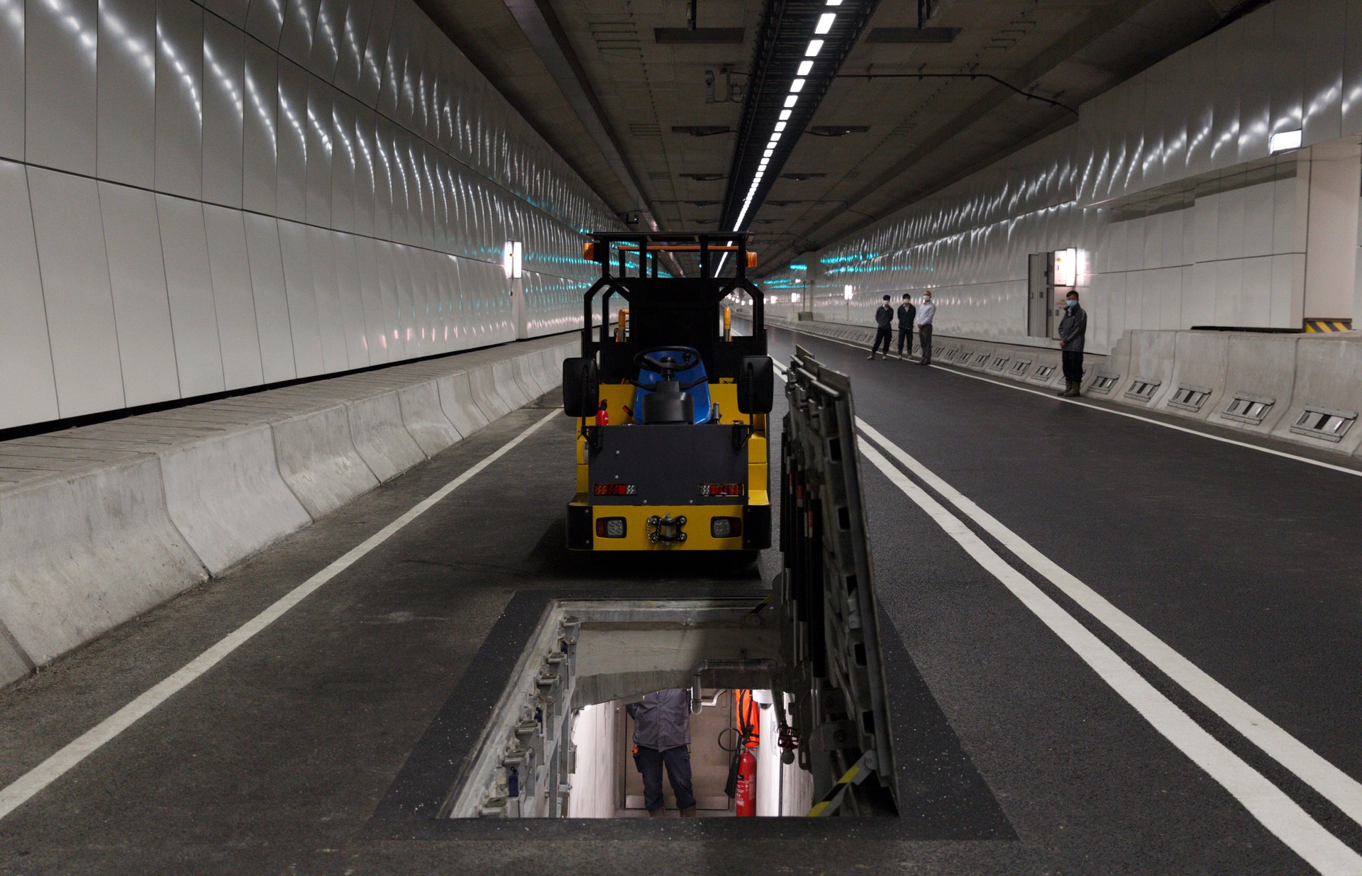 屯赤隧道多次發生地面緊急通道艙口井蓋彈出意外,最終於去年密封。(資料圖片/余俊亮攝) 屯赤隧道多次發生地面緊急通道艙口井蓋彈出意外,最終於去年密封。(資料圖片/余俊亮攝)