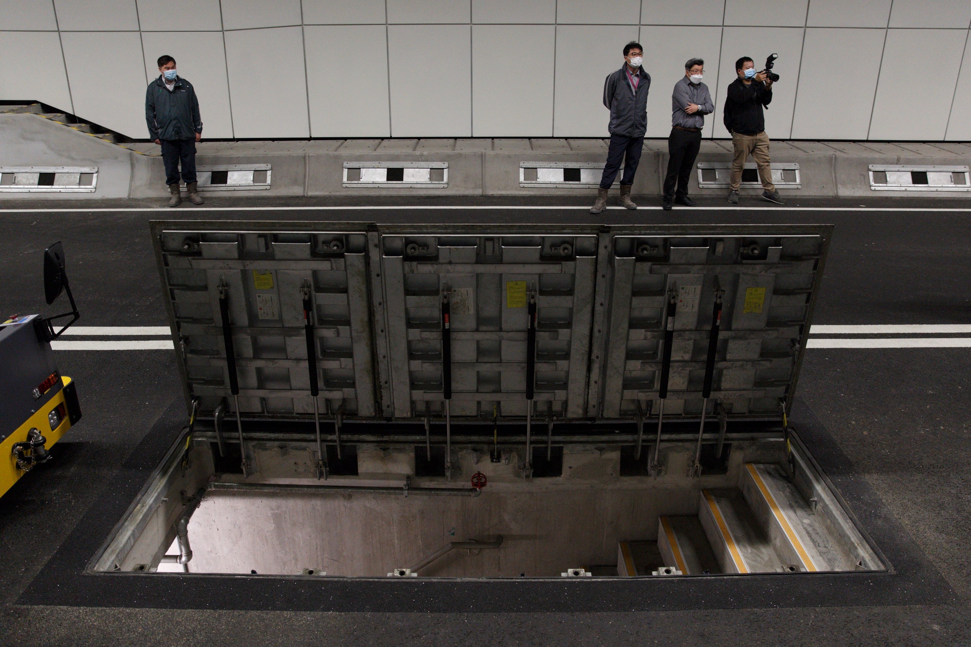 屯赤隧道多次發生地面緊急通道艙口井蓋彈出意外,最終於去年密封。(資料圖片/余俊亮攝) 屯赤隧道多次發生地面緊急通道艙口井蓋彈出意外,最終於去年密封。(資料圖片/余俊亮攝)