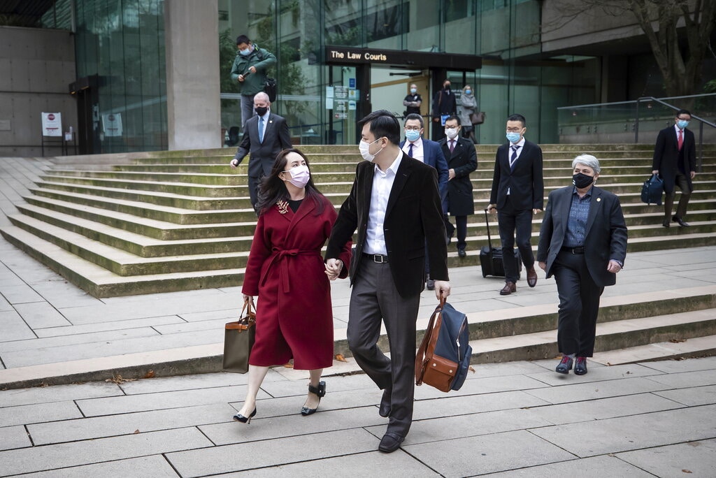 图为12月10日中国电讯设备商华为副董事长孟晚舟和丈夫在休庭时离开加拿大卑诗省最高法院。（AP）