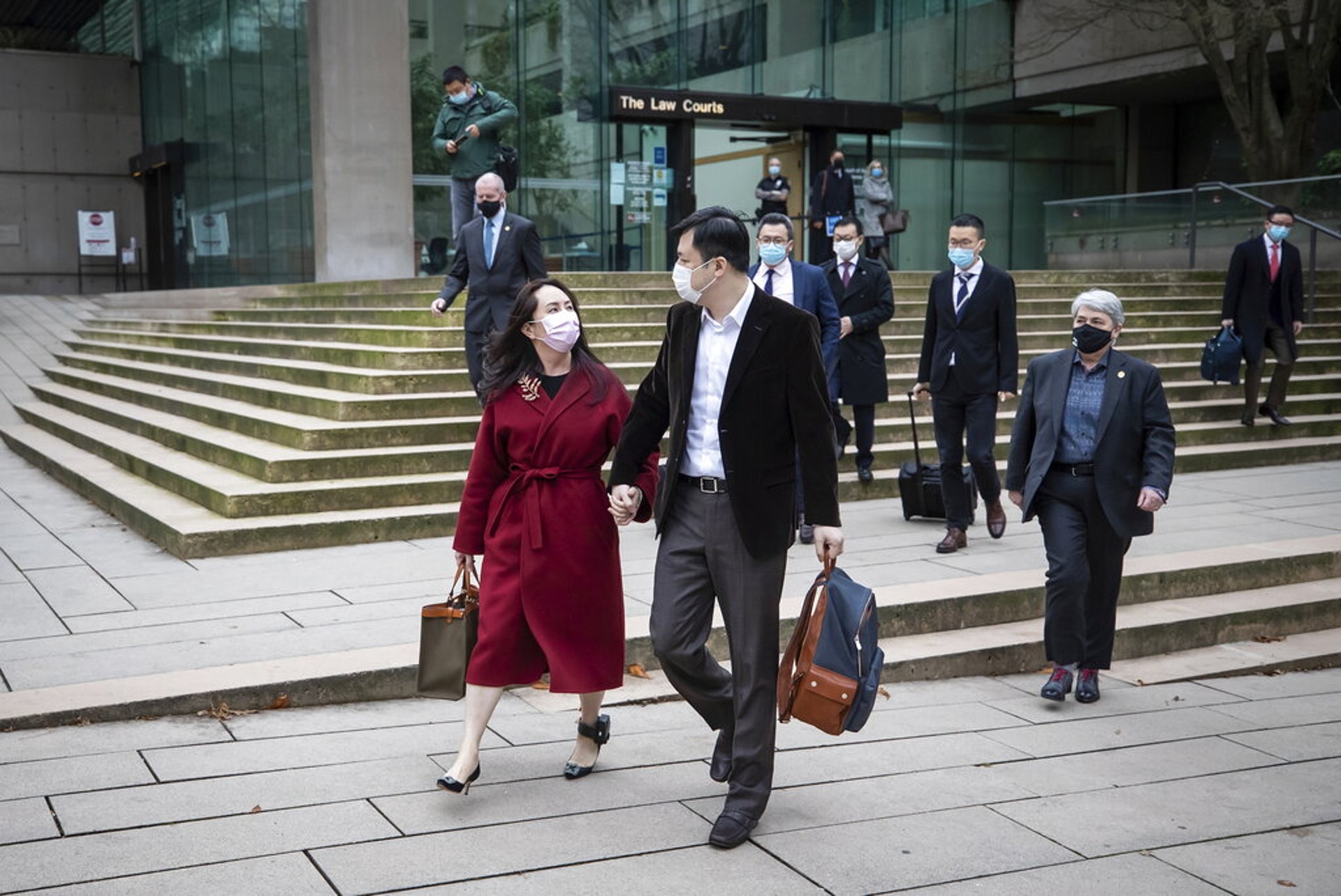 圖為12月10日中國電訊設備商華為副董事長孟晚舟和丈夫在休庭時離開加拿大卑詩省最高法院。(AP) 圖為12月10日中國電訊設備商華為副董事長孟晚舟和丈夫在休庭時離開加拿大卑詩省最高法院。(AP)