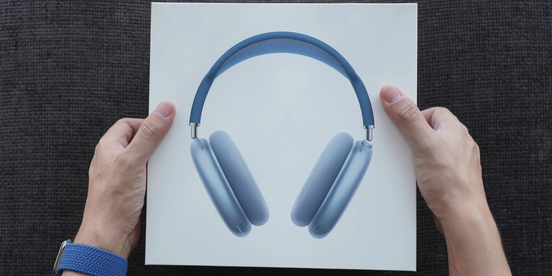 不少外媒已經將AirPods Max入手開箱上手玩(圖片來源:鍾文澤@YouTube) 不少外媒已經將AirPods Max入手開箱上手玩(圖片來源:鍾文澤@YouTube)