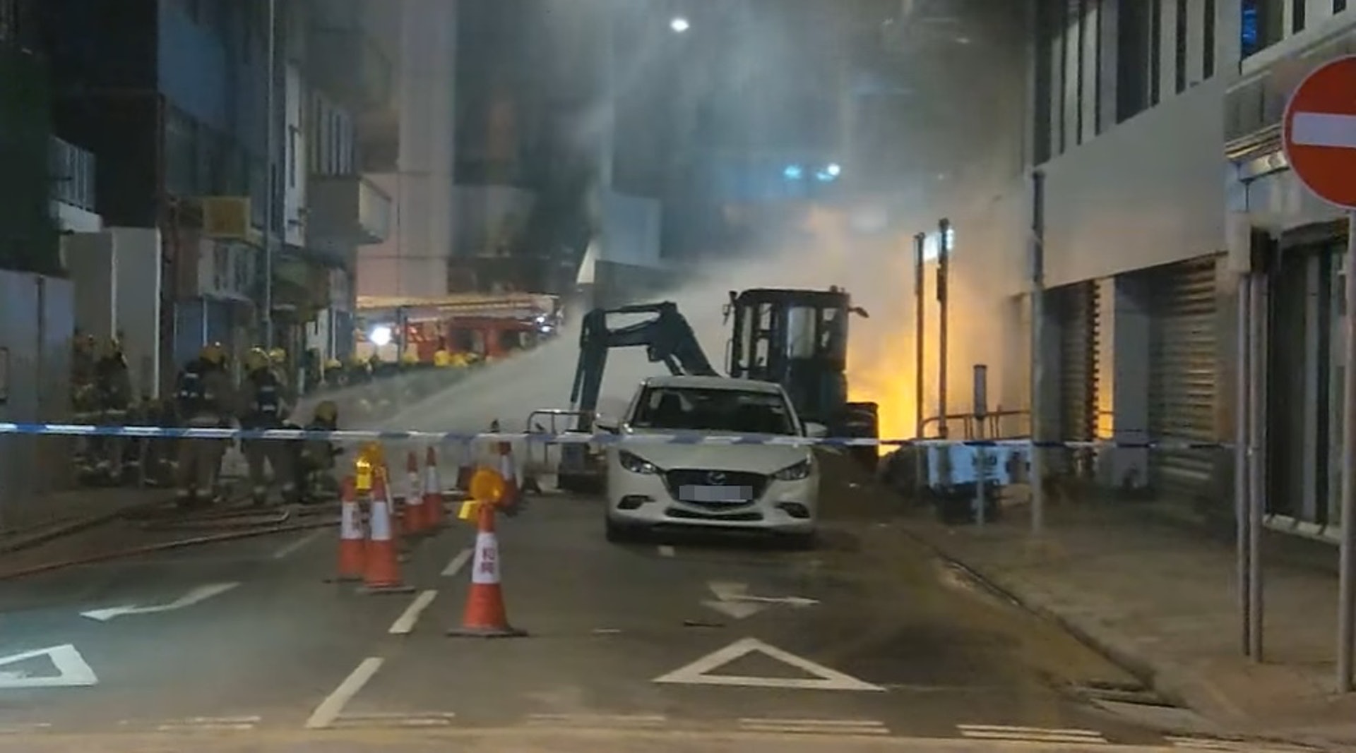 現場火勢猛烈,消防在場射水撲救。(fb「香港突發事故報料區」 影片截圖) 現場火勢猛烈,消防在場射水撲救。(fb「香港突發事故報料區」 影片截圖)