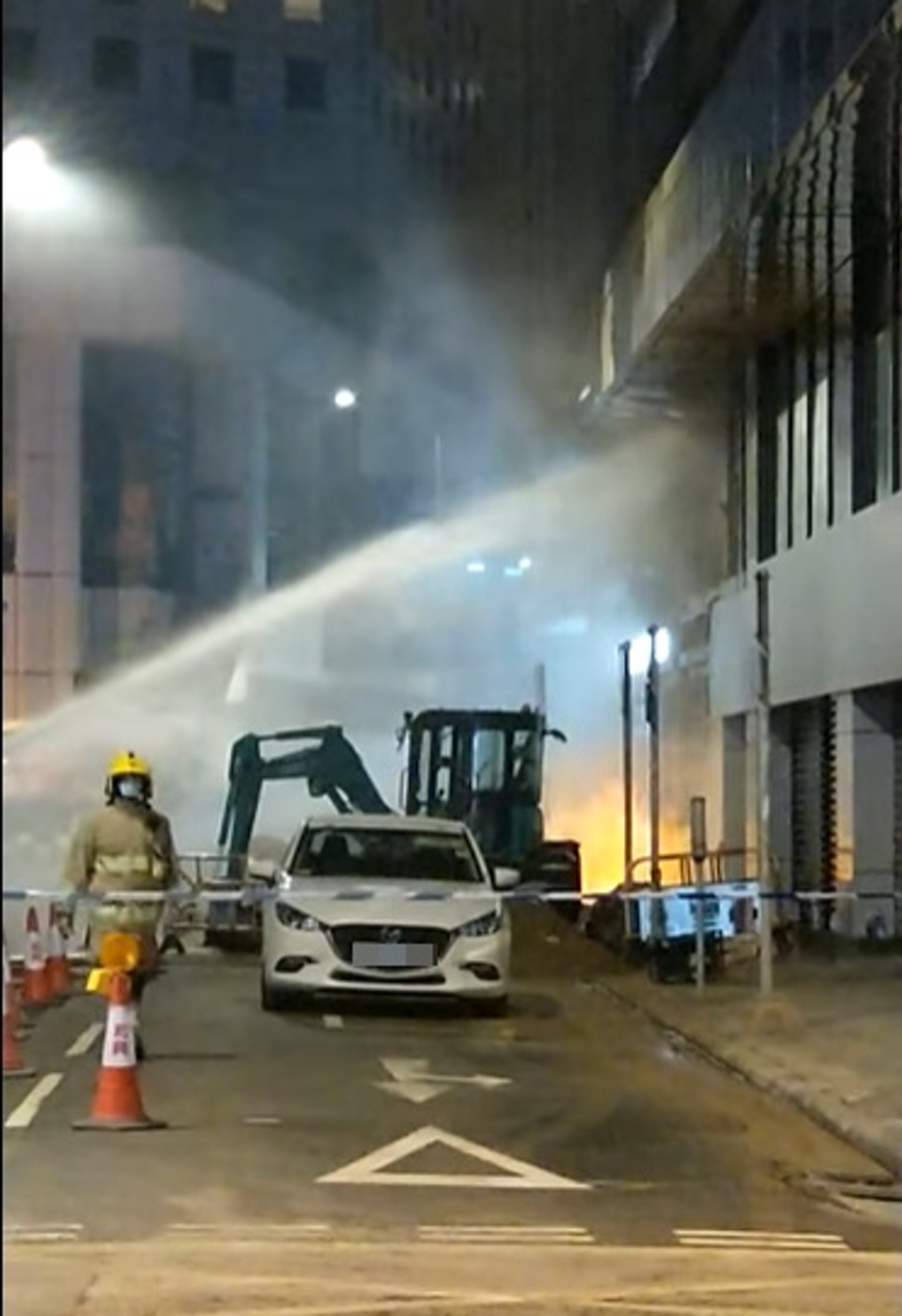 消防在場射水撲救。(fb「香港突發事故報料區」 影片截圖) 消防在場射水撲救。(fb「香港突發事故報料區」 影片截圖)