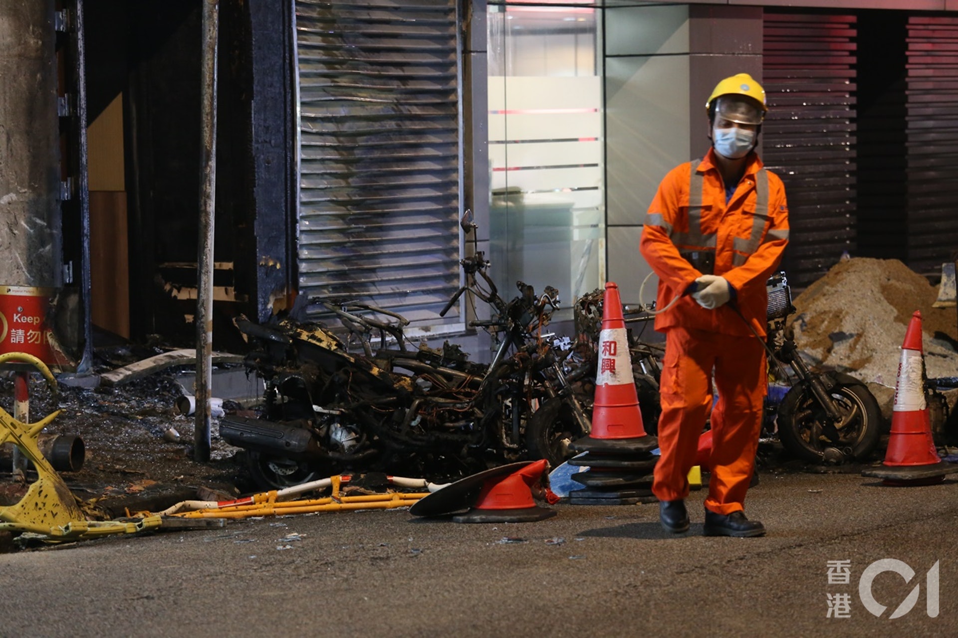 現場附近數架電單車被波及。(劉定安攝) 現場附近數架電單車被波及。(劉定安攝)