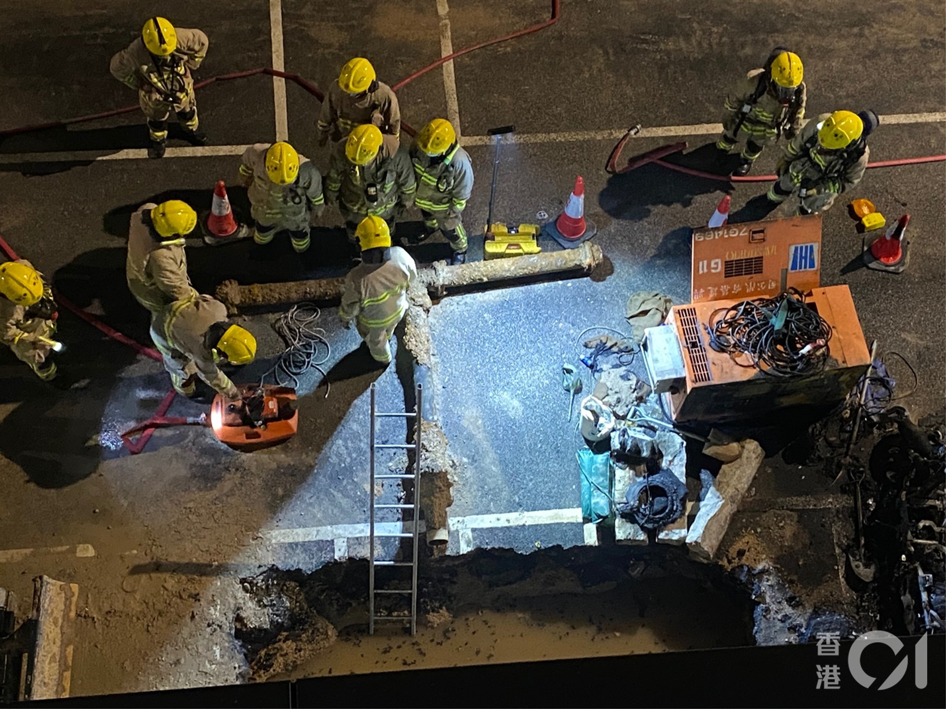 消防在起火工程地盤調查。(陳浩然攝) 消防在起火工程地盤調查。(陳浩然攝)