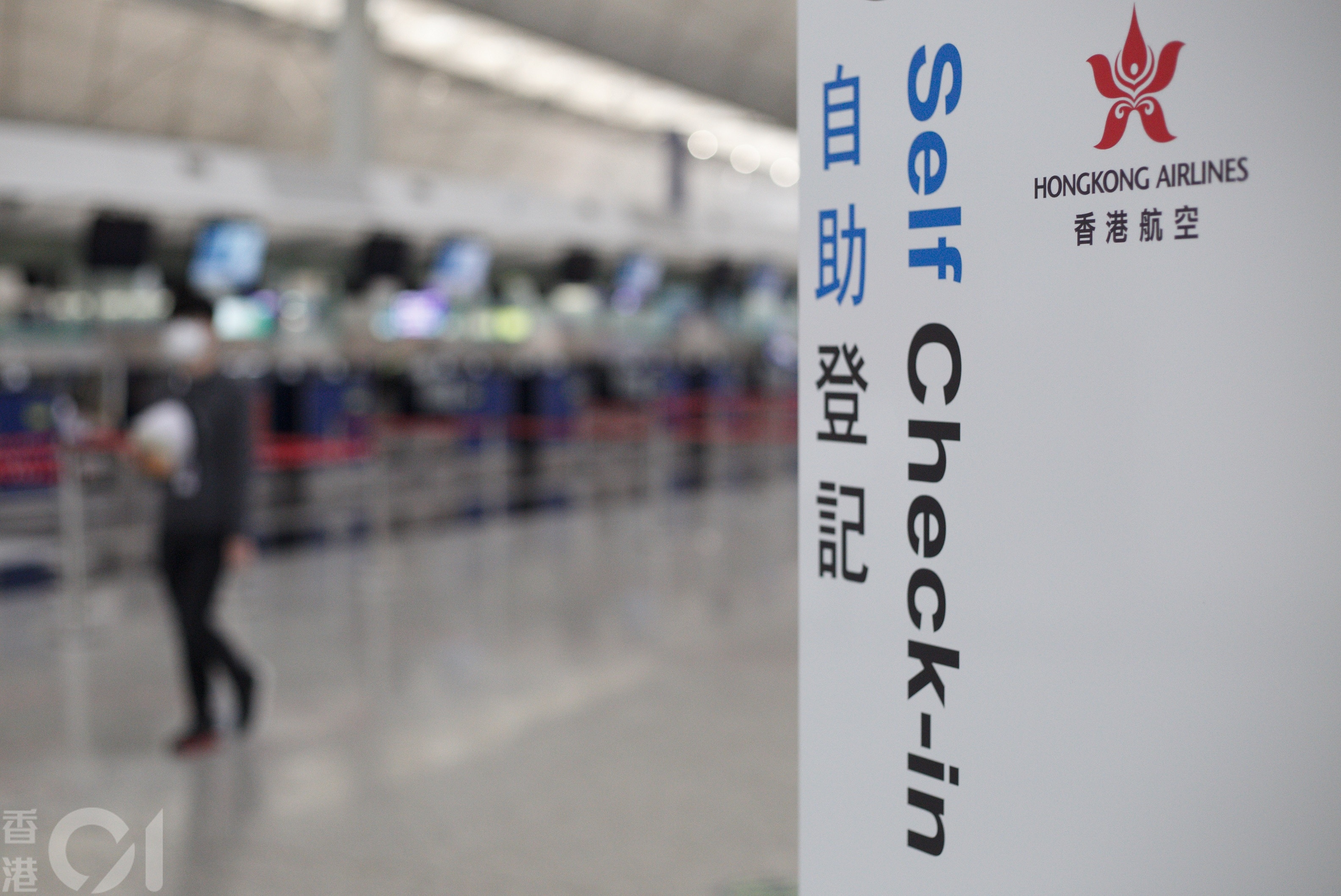 香港航空今日（30日）宣布7月31日來往香港及沖繩航班取消。（余俊亮攝）