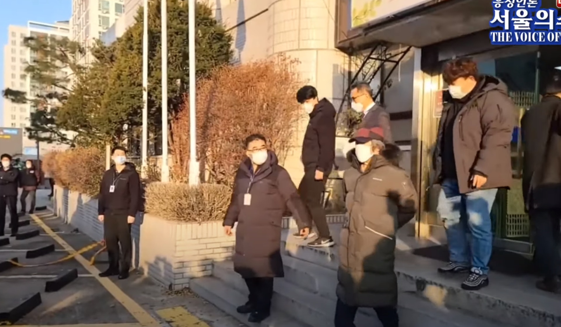 趙斗淳見到傳媒及民眾時雙手放背後,被網民轟太傲慢。(YouTube影片截圖) 趙斗淳見到傳媒及民眾時雙手放背後,被網民轟太傲慢。(YouTube影片截圖)