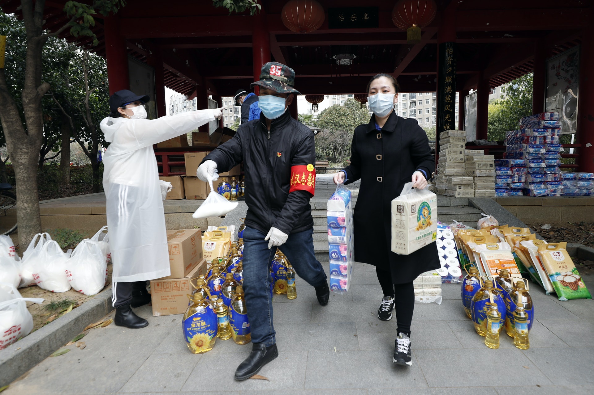 今年上半年抗疫期間,許多人習慣了線上購買生鮮和日用品。圖為2月24日,在武漢市百步亭社區,居委會工作人員和志願者為居民整理其訂購的貨品。(新華社) 今年上半年抗疫期間,許多人習慣了線上購買生鮮和日用品。圖為2月24日,在武漢市百步亭社區,居委會工作人員和志願者為居民整理其訂購的貨品。(新華社)