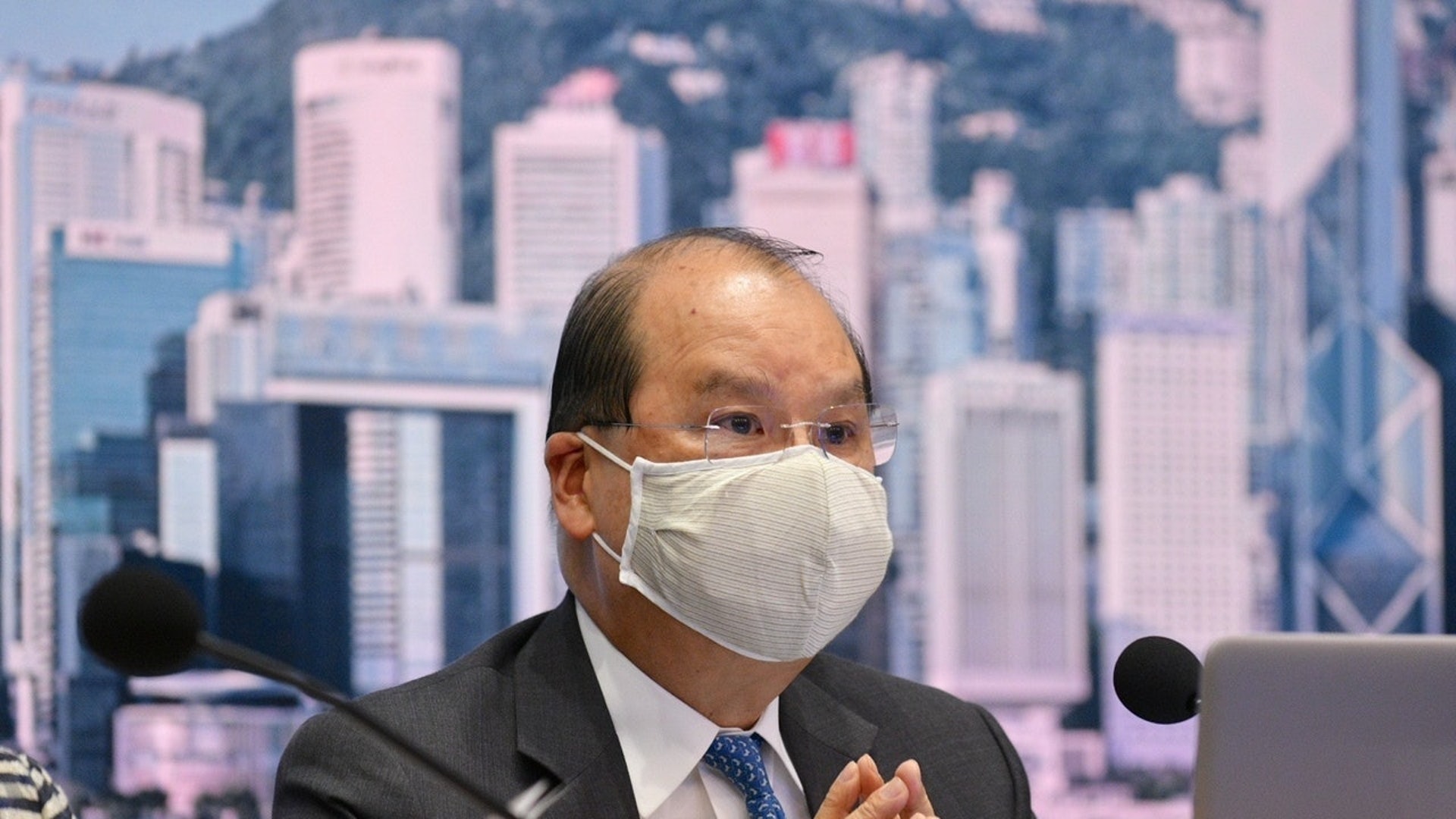 張建宗指,政府會研究如何向受社交距離措施重創的行業,提供進一步支援,尤其是被勒令停業的處所,政府會盡快公布有關詳情。(資料圖片) 張建宗指,政府會研究如何向受社交距離措施重創的行業,提供進一步支援,尤其是被勒令停業的處所,政府會盡快公布有關詳情。(資料圖片)