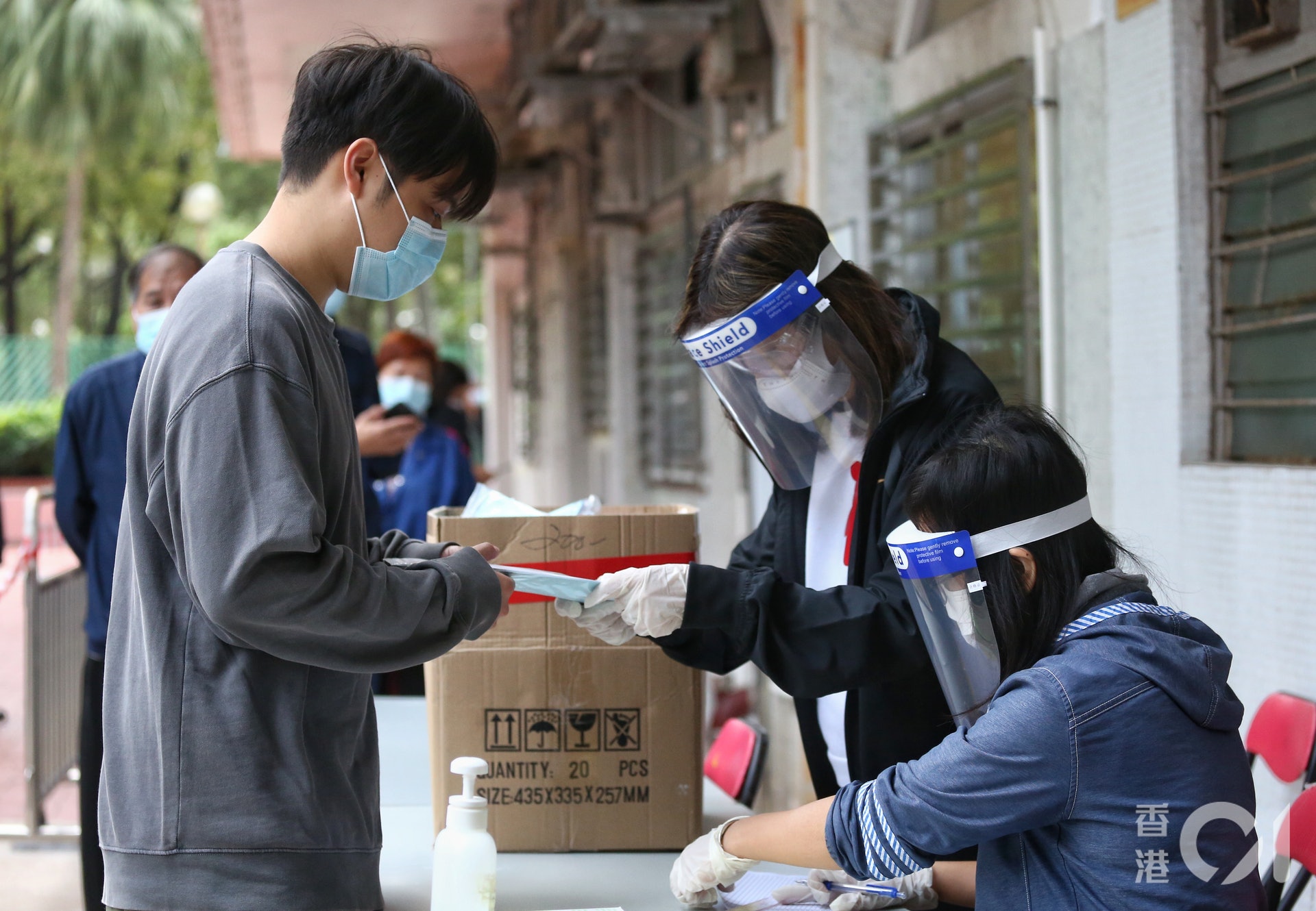 黃大仙東頭邨貴東樓今早9時,已有約10名居民取樽。(張浩維攝) 黃大仙東頭邨貴東樓今早9時,已有約10名居民取樽。(張浩維攝)